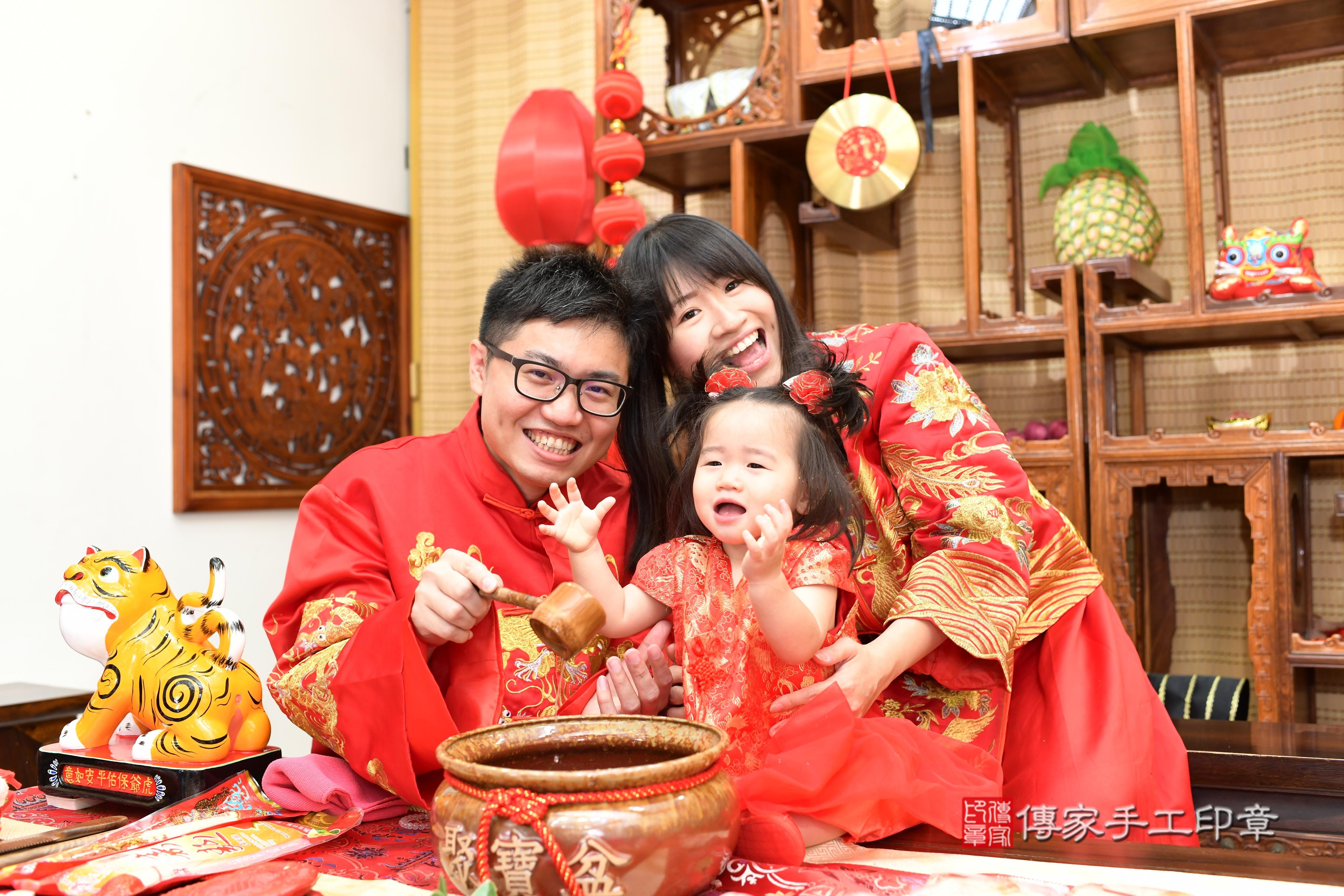 傳家手工印章台南店、抓周、度脺、中國風會場、傳家嬰兒古禮、吉祥話、抓周道具物品24種、拍照。抓周證書。寶寶抓周、滿周歲、生日快樂、祝福 傳家手工印章台南店、抓周、度脺、中國風會場、傳家嬰兒古禮、吉祥話、抓周道具物品24種、拍照。抓周證書。寶寶抓周、滿周歲、生日快樂、祝福