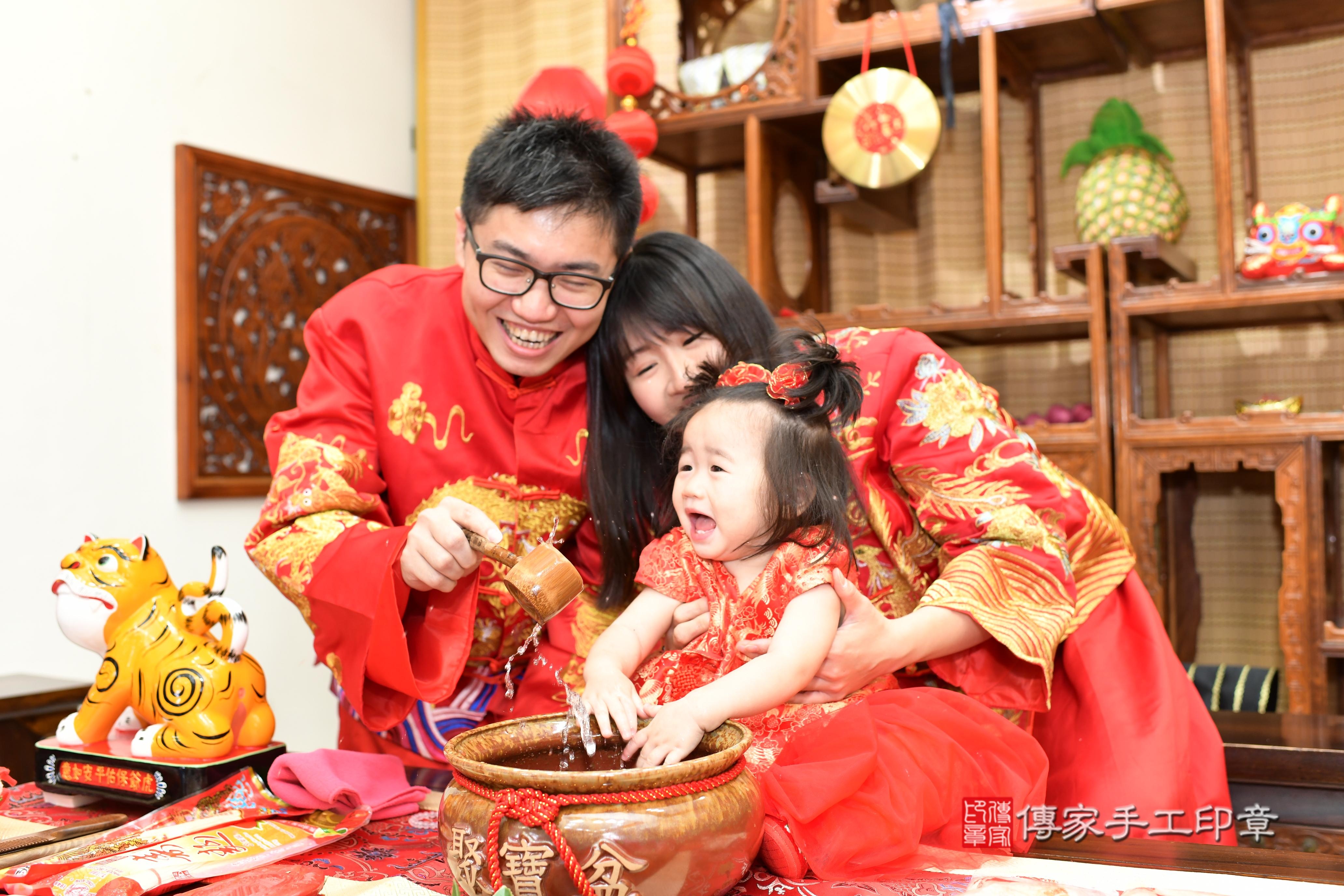 傳家手工印章台南店、抓周、度脺、中國風會場、傳家嬰兒古禮、吉祥話、抓周道具物品24種、拍照。抓周證書。寶寶抓周、滿周歲、生日快樂、祝福 傳家手工印章台南店、抓周、度脺、中國風會場、傳家嬰兒古禮、吉祥話、抓周道具物品24種、拍照。抓周證書。寶寶抓周、滿周歲、生日快樂、祝福