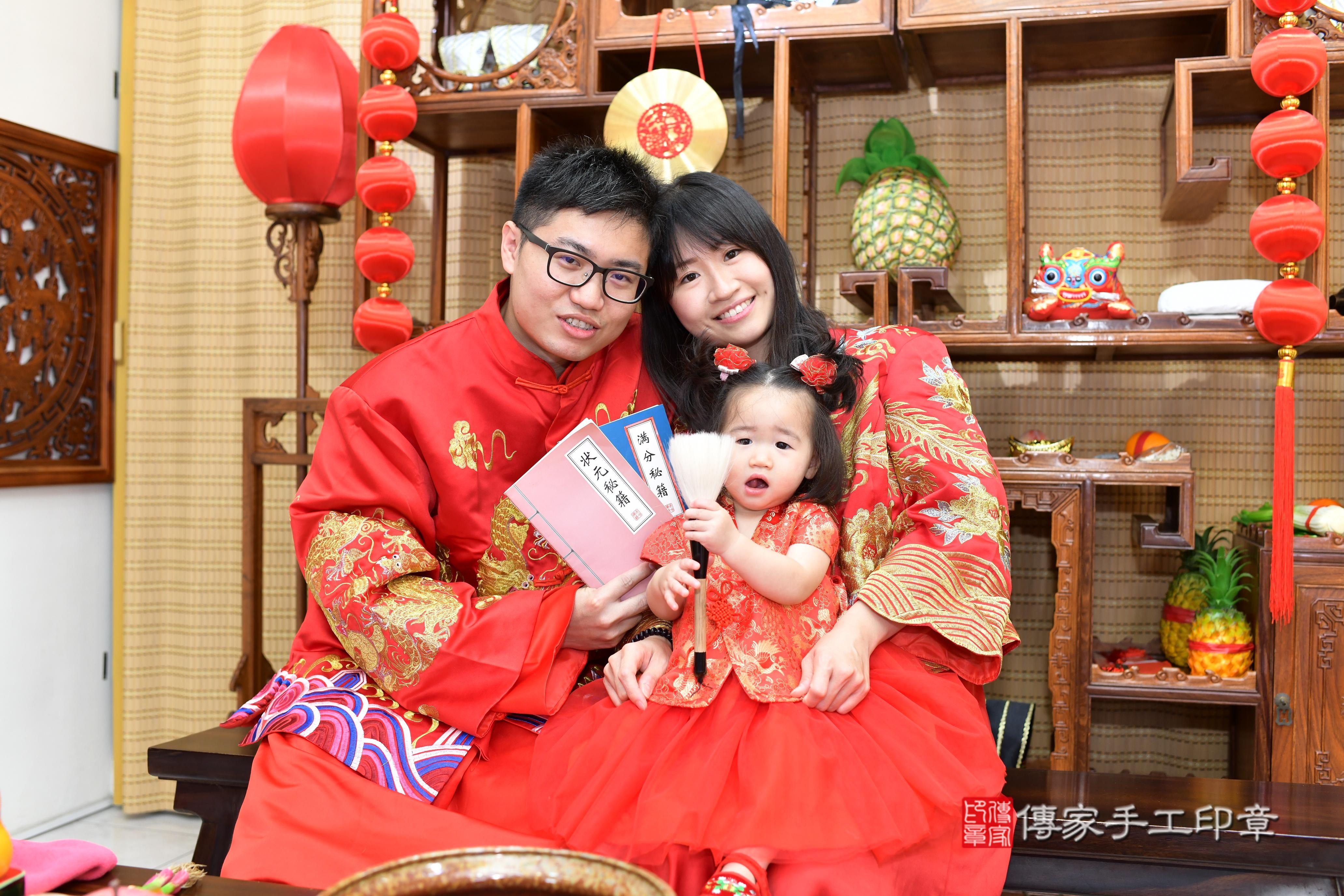 傳家手工印章台南店、抓周、度脺、中國風會場、傳家嬰兒古禮、吉祥話、抓周道具物品24種、拍照。抓周證書。寶寶抓周、滿周歲、生日快樂、祝福