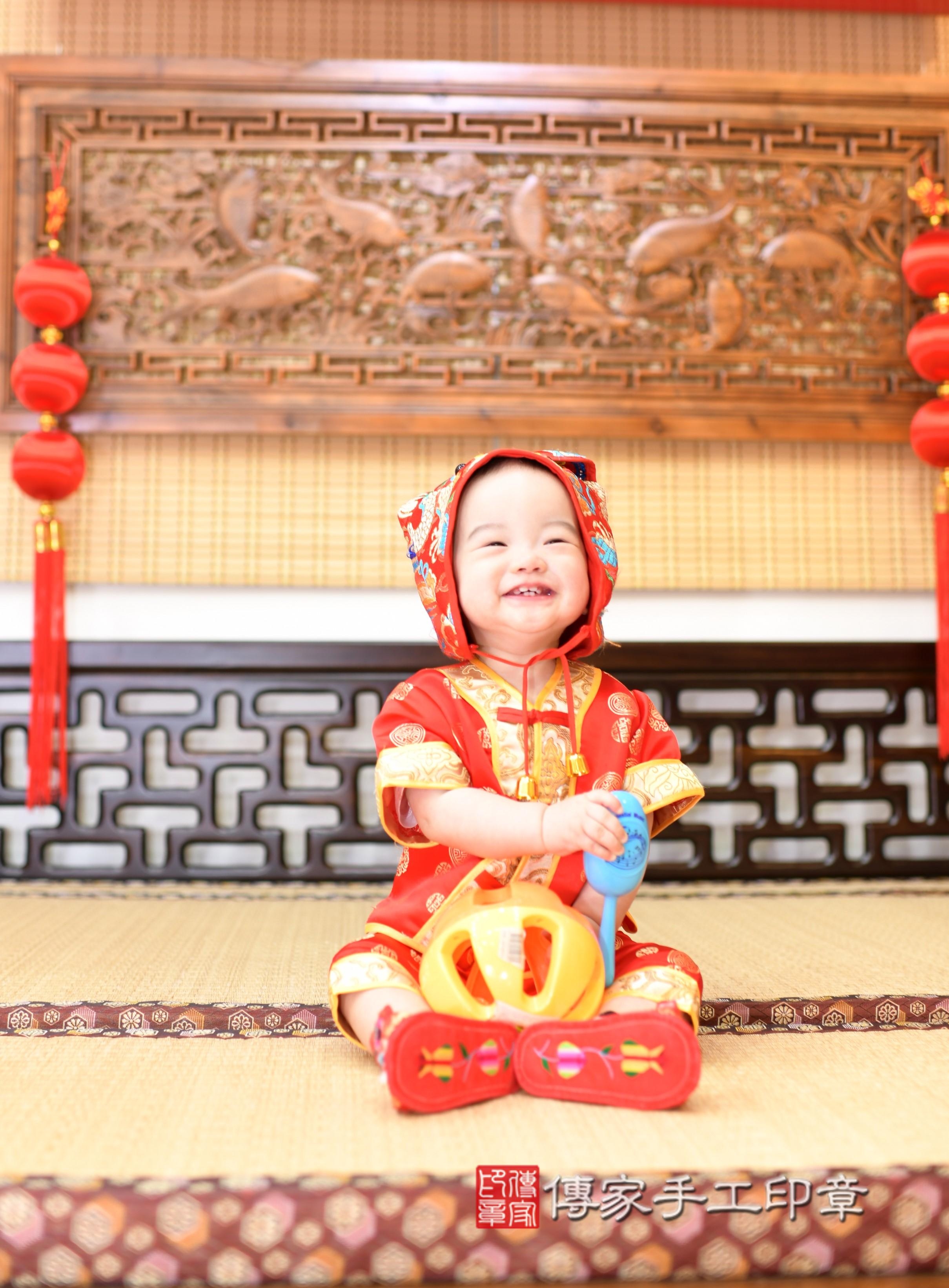 傳家手工印章台南店、抓周、度脺、中國風會場、傳家嬰兒古禮、吉祥話、抓周道具物品24種、拍照。抓周證書。寶寶抓周、滿周歲、生日快樂、祝福