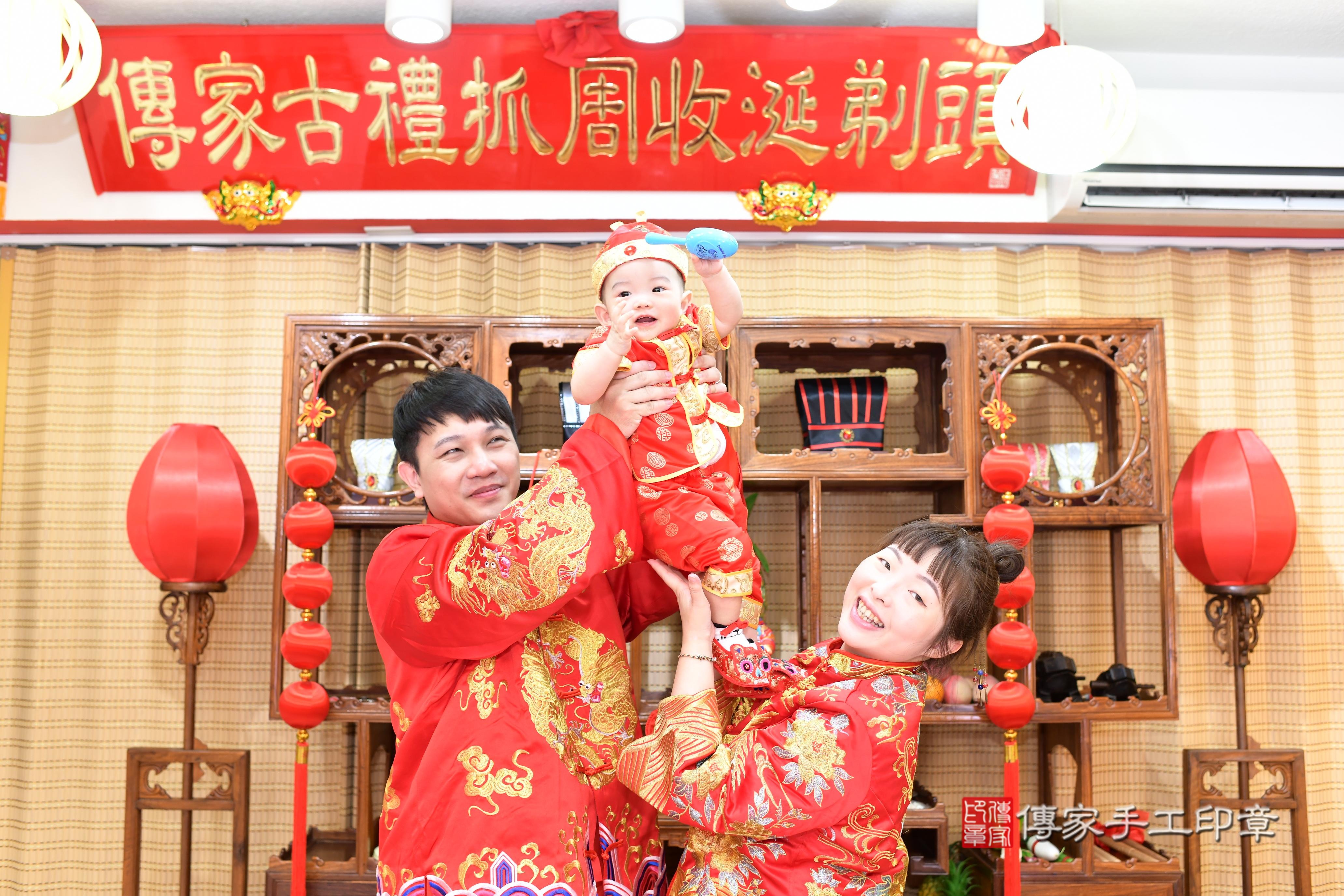 傳家手工印章台南店、抓周、度脺、中國風會場、傳家嬰兒古禮、吉祥話、抓周道具物品24種、拍照。抓周證書。寶寶抓周、滿周歲、生日快樂、祝福 傳家手工印章台南店、抓周、度脺、中國風會場、傳家嬰兒古禮、吉祥話、抓周道具物品24種、拍照。抓周證書。寶寶抓周、滿周歲、生日快樂、祝福