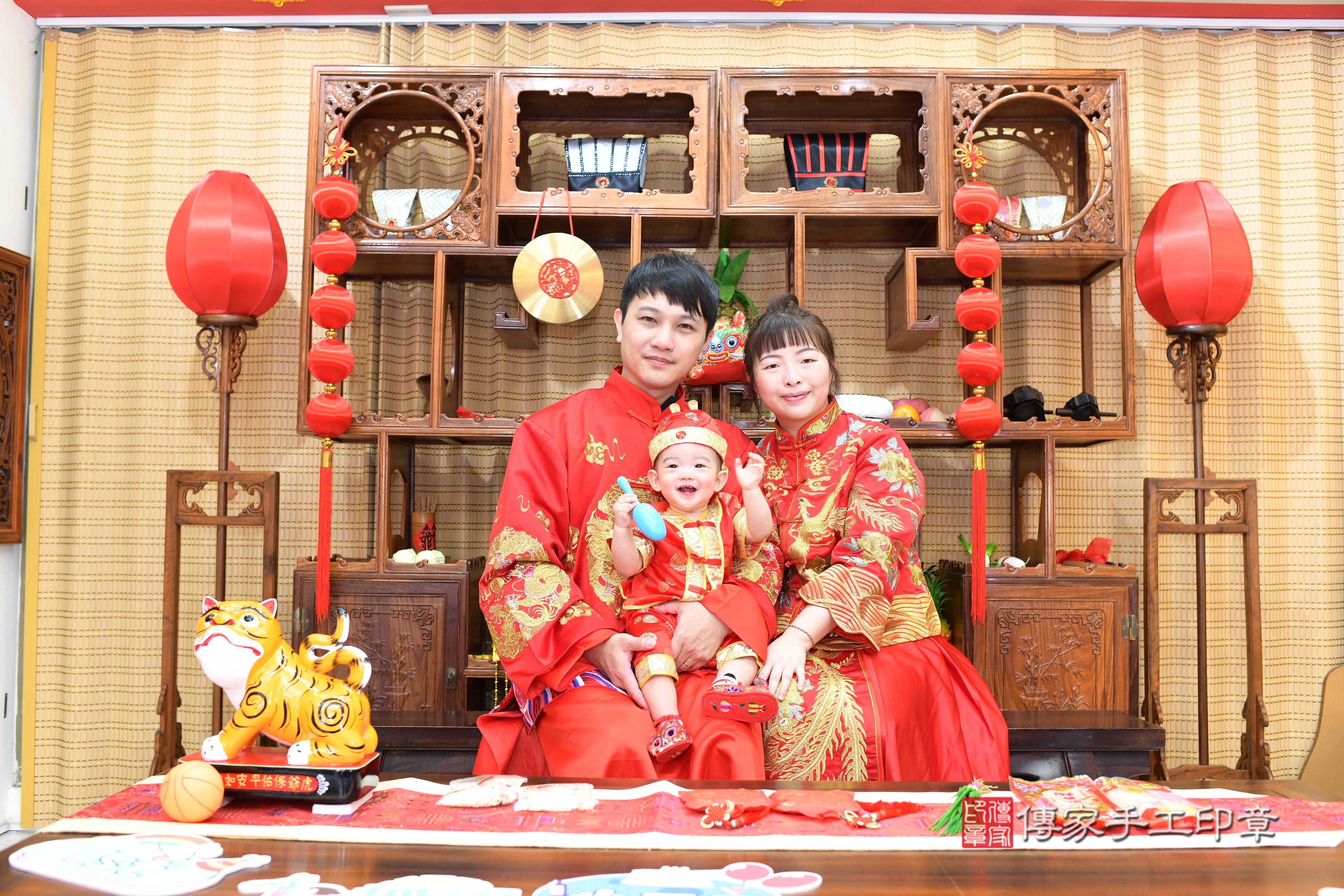 傳家手工印章台南店、抓周、度脺、中國風會場、傳家嬰兒古禮、吉祥話、抓周道具物品24種、拍照。抓周證書。寶寶抓周、滿周歲、生日快樂、祝福 傳家手工印章台南店、抓周、度脺、中國風會場、傳家嬰兒古禮、吉祥話、抓周道具物品24種、拍照。抓周證書。寶寶抓周、滿周歲、生日快樂、祝福