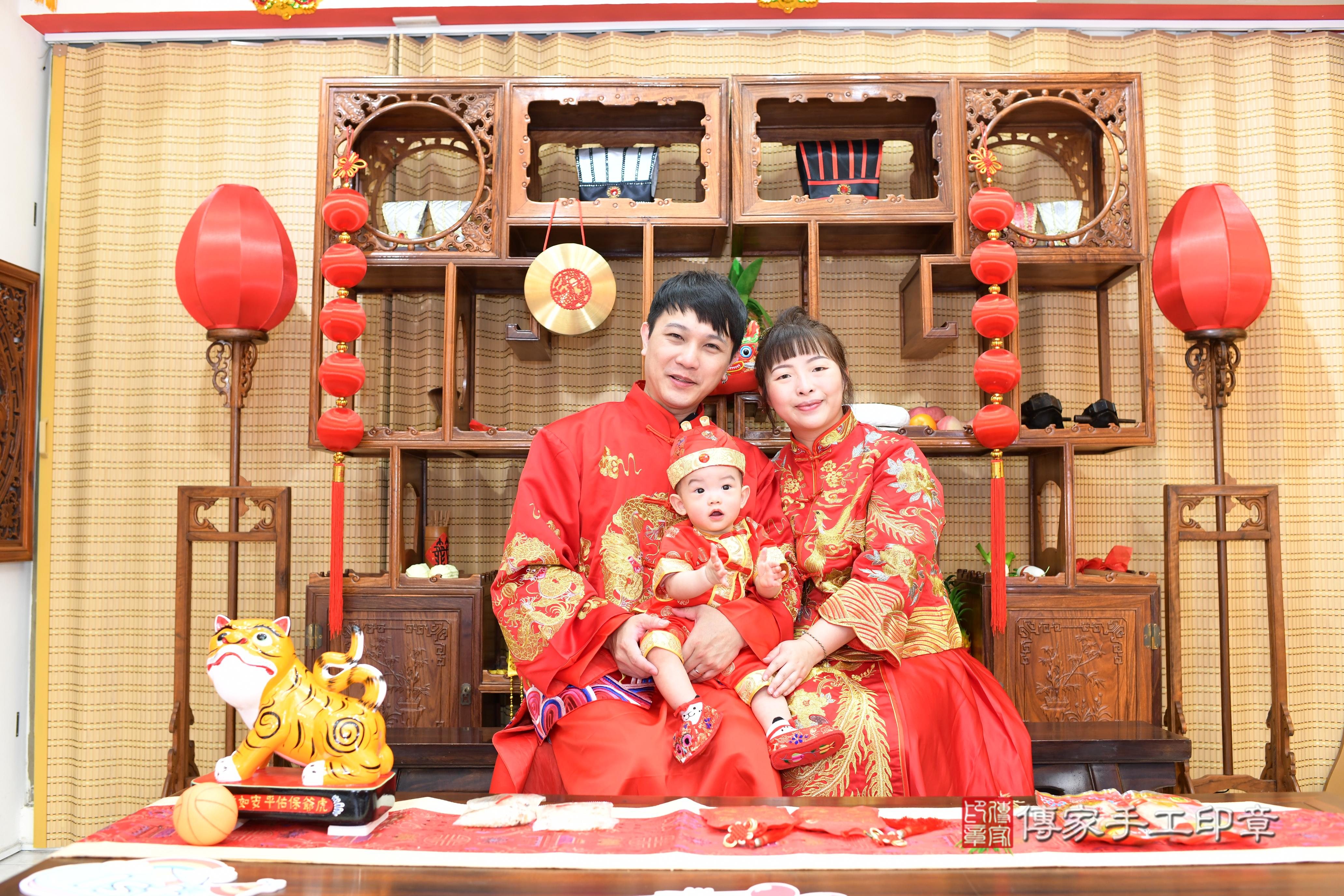 傳家手工印章台南店、抓周、度脺、中國風會場、傳家嬰兒古禮、吉祥話、抓周道具物品24種、拍照。抓周證書。寶寶抓周、滿周歲、生日快樂、祝福 傳家手工印章台南店、抓周、度脺、中國風會場、傳家嬰兒古禮、吉祥話、抓周道具物品24種、拍照。抓周證書。寶寶抓周、滿周歲、生日快樂、祝福