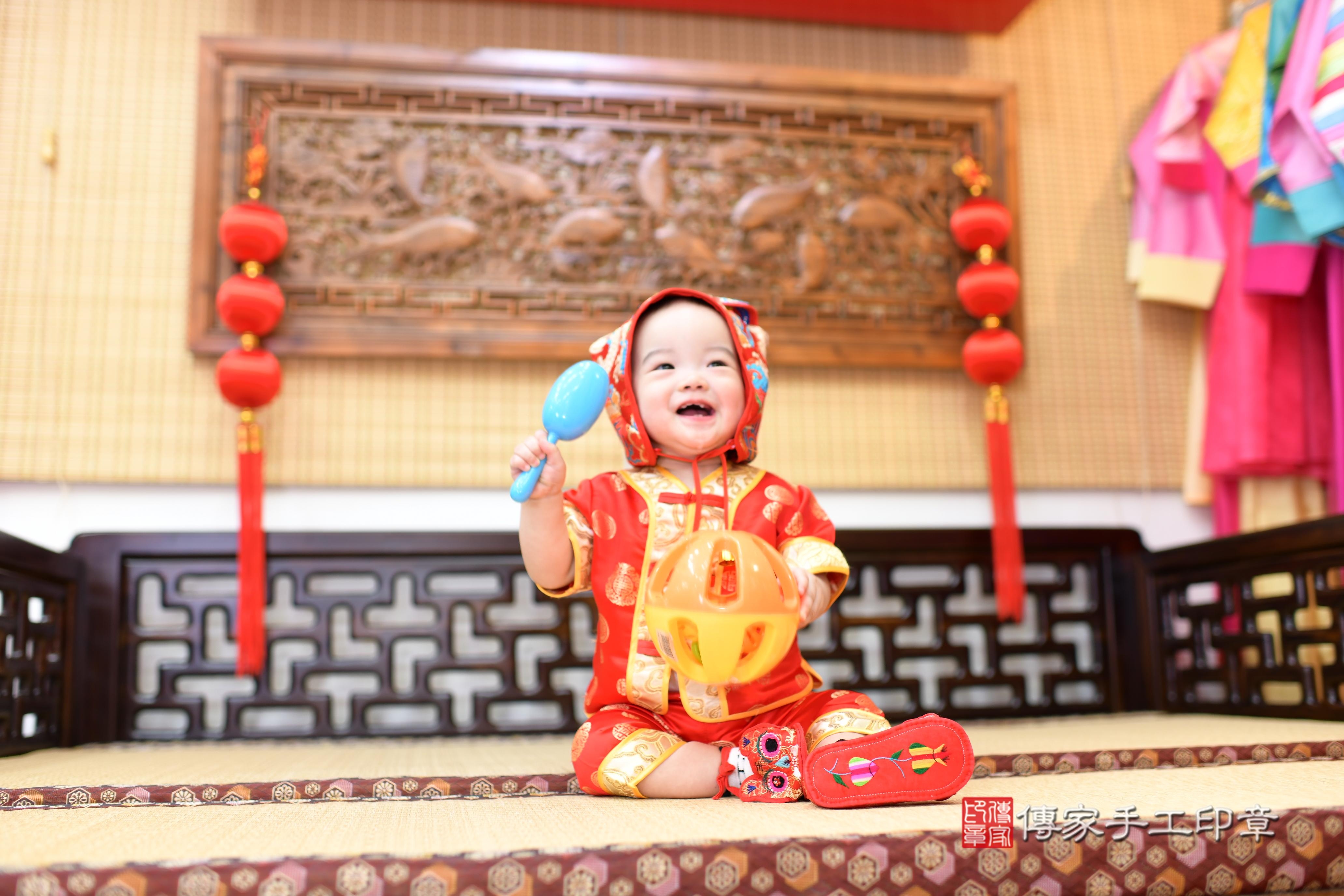 傳家手工印章台南店、抓周、度脺、中國風會場、傳家嬰兒古禮、吉祥話、抓周道具物品24種、拍照。抓周證書。寶寶抓周、滿周歲、生日快樂、祝福 傳家手工印章台南店、抓周、度脺、中國風會場、傳家嬰兒古禮、吉祥話、抓周道具物品24種、拍照。抓周證書。寶寶抓周、滿周歲、生日快樂、祝福