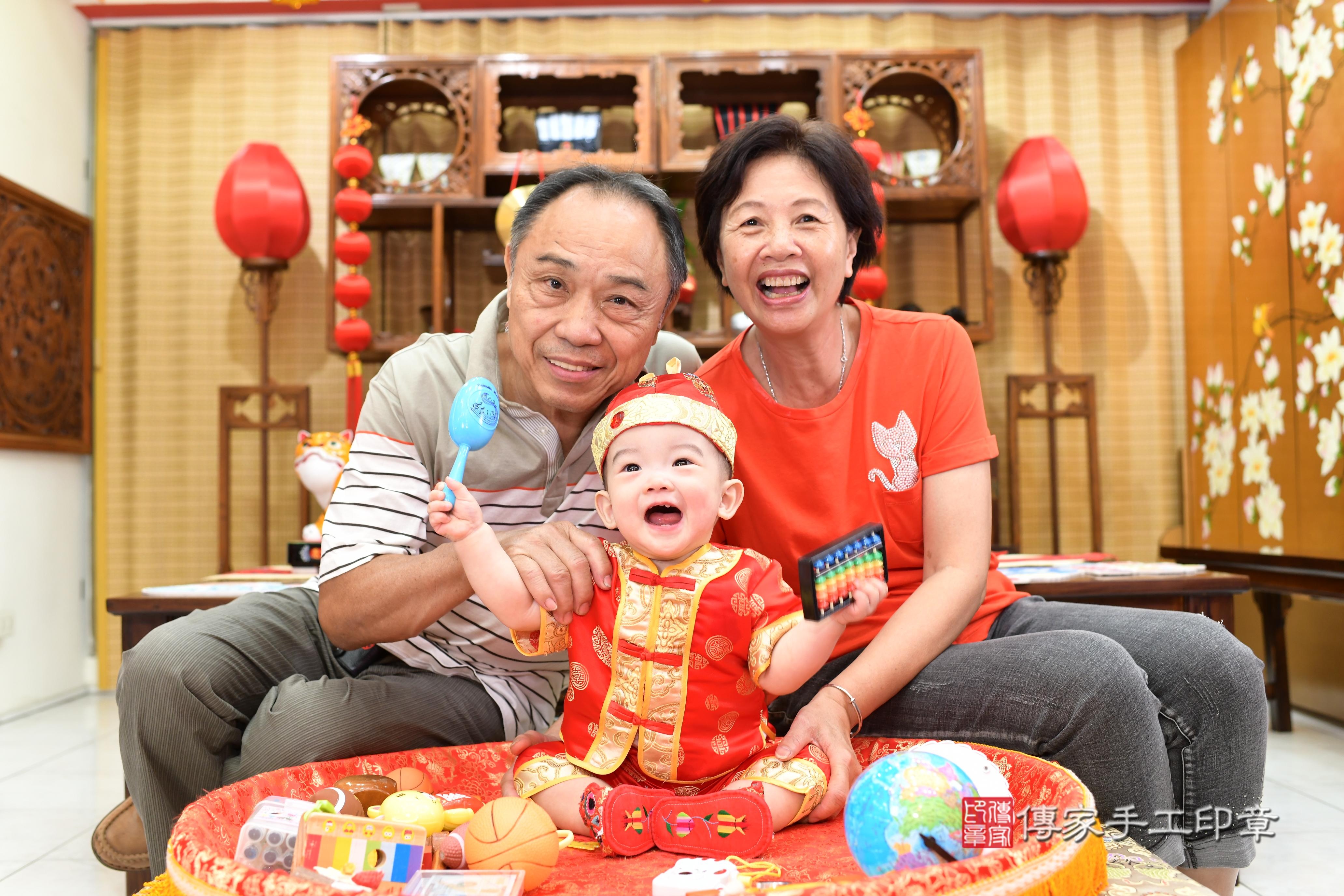 傳家手工印章台南店、抓周、度脺、中國風會場、傳家嬰兒古禮、吉祥話、抓周道具物品24種、拍照。抓周證書。寶寶抓周、滿周歲、生日快樂、祝福 傳家手工印章台南店、抓周、度脺、中國風會場、傳家嬰兒古禮、吉祥話、抓周道具物品24種、拍照。抓周證書。寶寶抓周、滿周歲、生日快樂、祝福