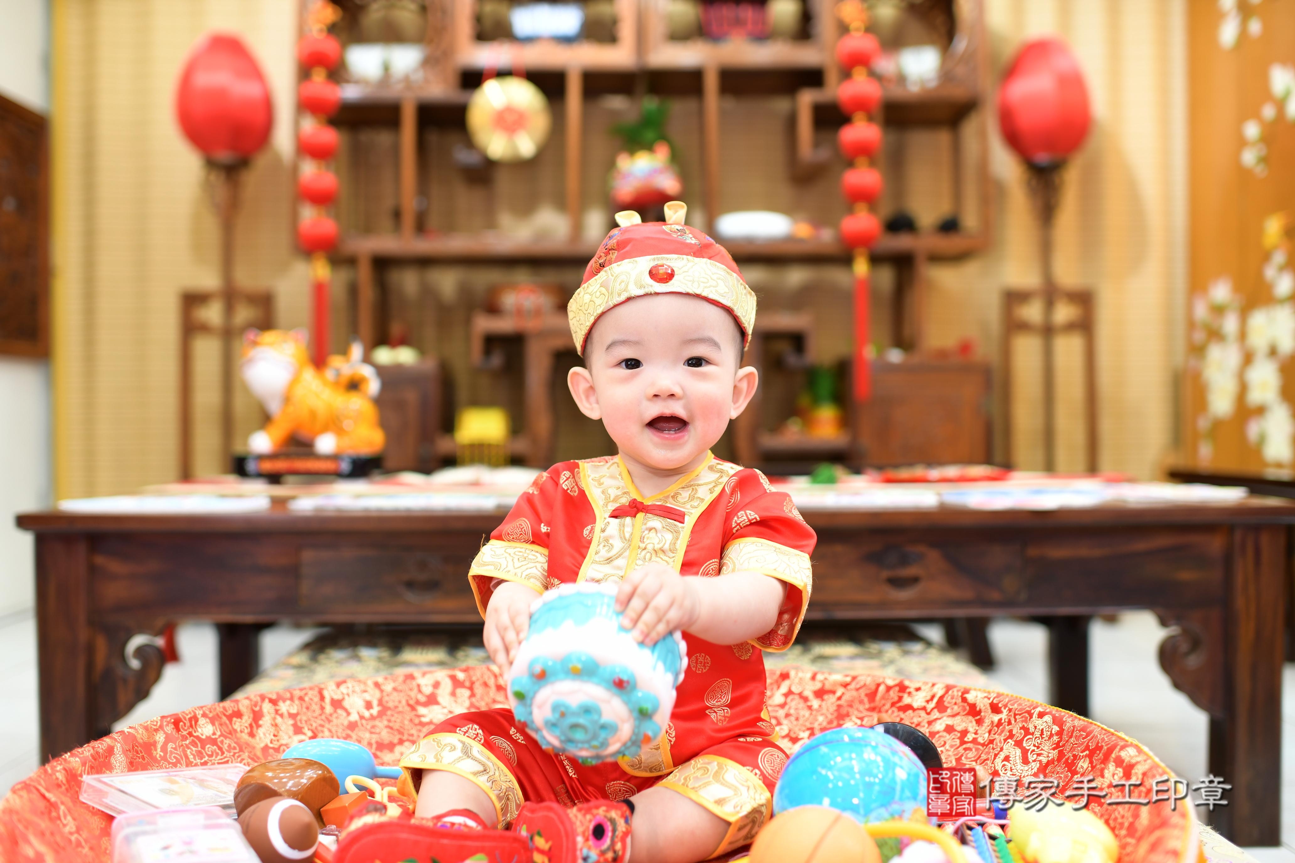 傳家手工印章台南店、抓周、度脺、中國風會場、傳家嬰兒古禮、吉祥話、抓周道具物品24種、拍照。抓周證書。寶寶抓周、滿周歲、生日快樂、祝福 傳家手工印章台南店、抓周、度脺、中國風會場、傳家嬰兒古禮、吉祥話、抓周道具物品24種、拍照。抓周證書。寶寶抓周、滿周歲、生日快樂、祝福