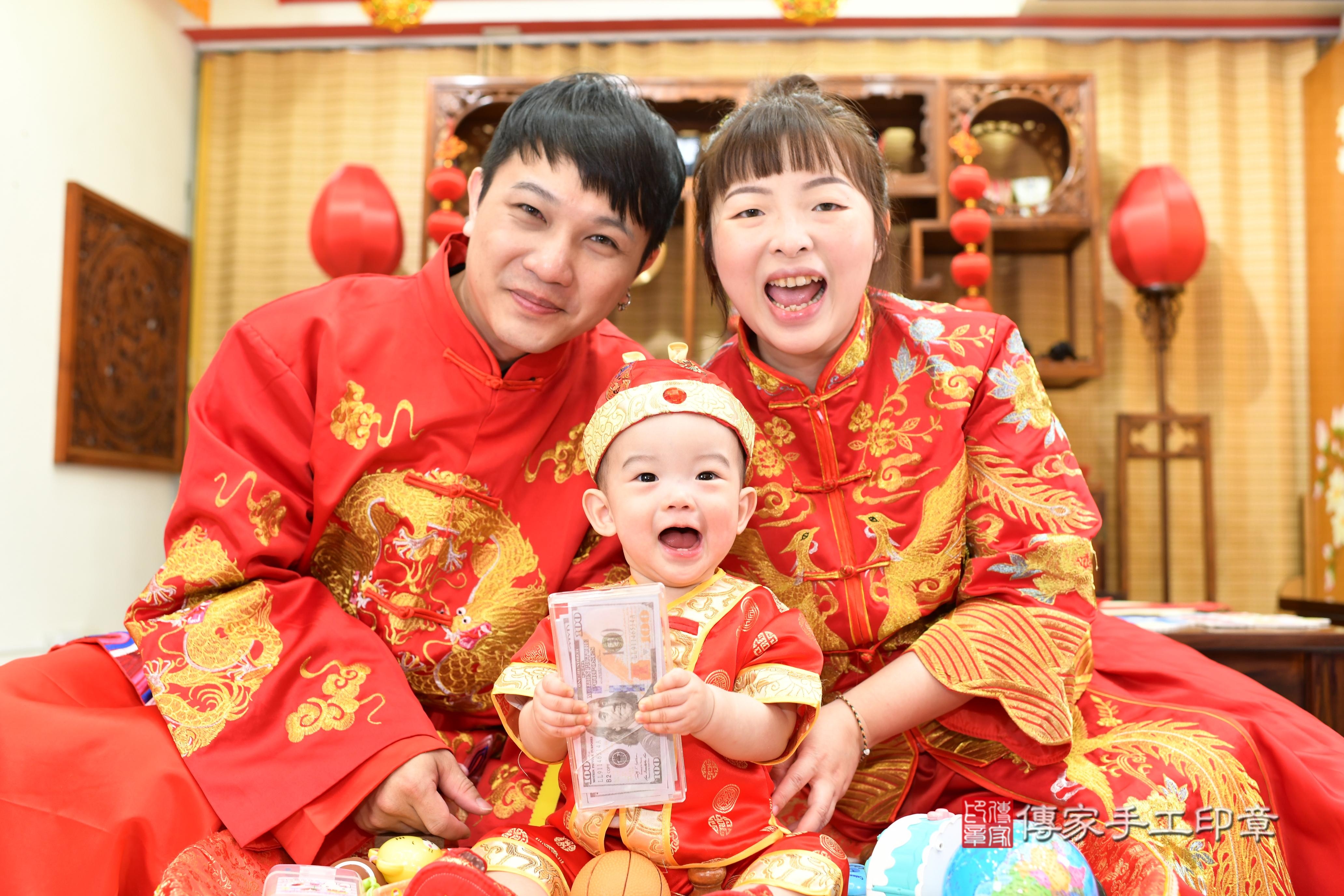 傳家手工印章台南店、抓周、度脺、中國風會場、傳家嬰兒古禮、吉祥話、抓周道具物品24種、拍照。抓周證書。寶寶抓周、滿周歲、生日快樂、祝福 傳家手工印章台南店、抓周、度脺、中國風會場、傳家嬰兒古禮、吉祥話、抓周道具物品24種、拍照。抓周證書。寶寶抓周、滿周歲、生日快樂、祝福