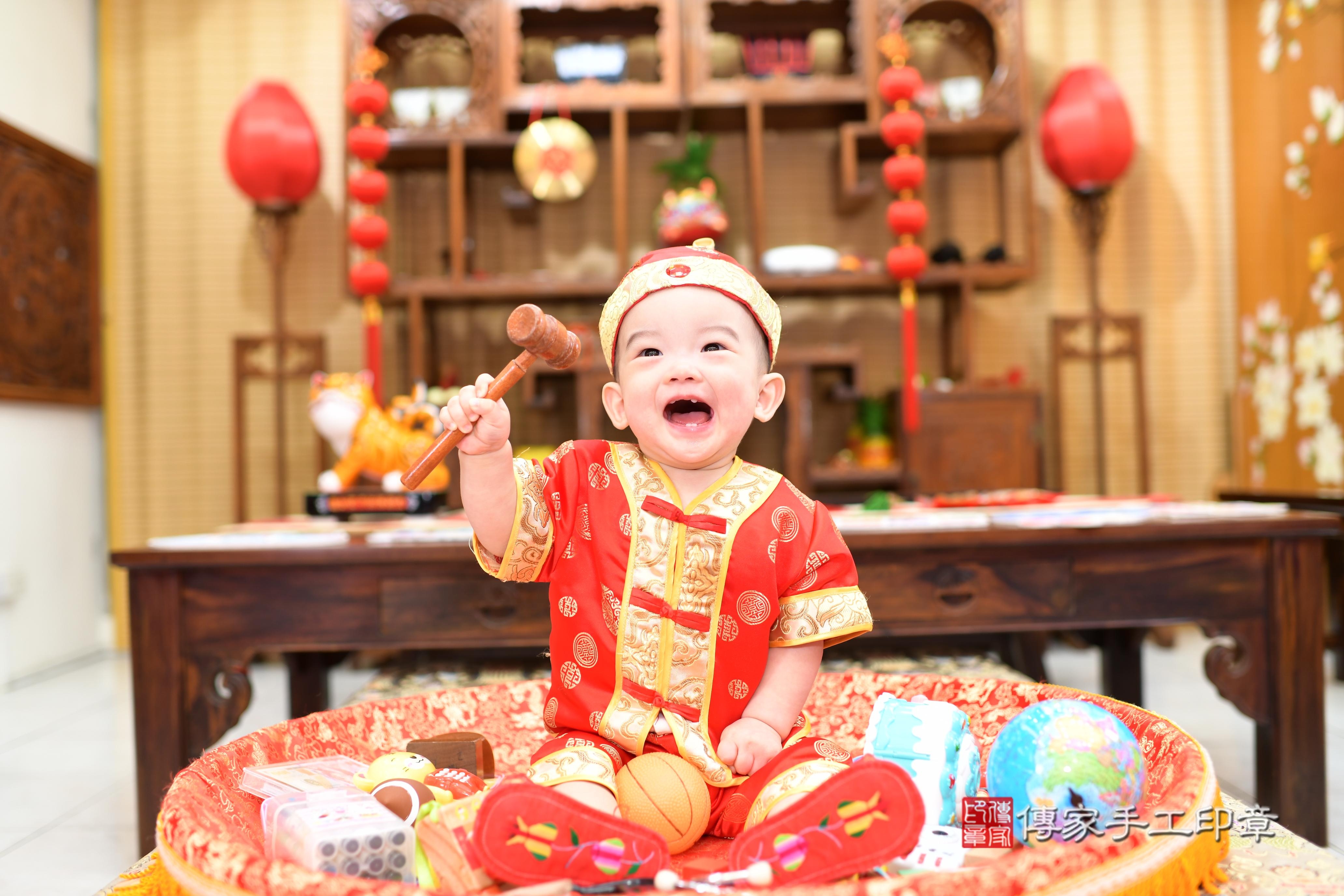 傳家手工印章台南店、抓周、度脺、中國風會場、傳家嬰兒古禮、吉祥話、抓周道具物品24種、拍照。抓周證書。寶寶抓周、滿周歲、生日快樂、祝福 傳家手工印章台南店、抓周、度脺、中國風會場、傳家嬰兒古禮、吉祥話、抓周道具物品24種、拍照。抓周證書。寶寶抓周、滿周歲、生日快樂、祝福