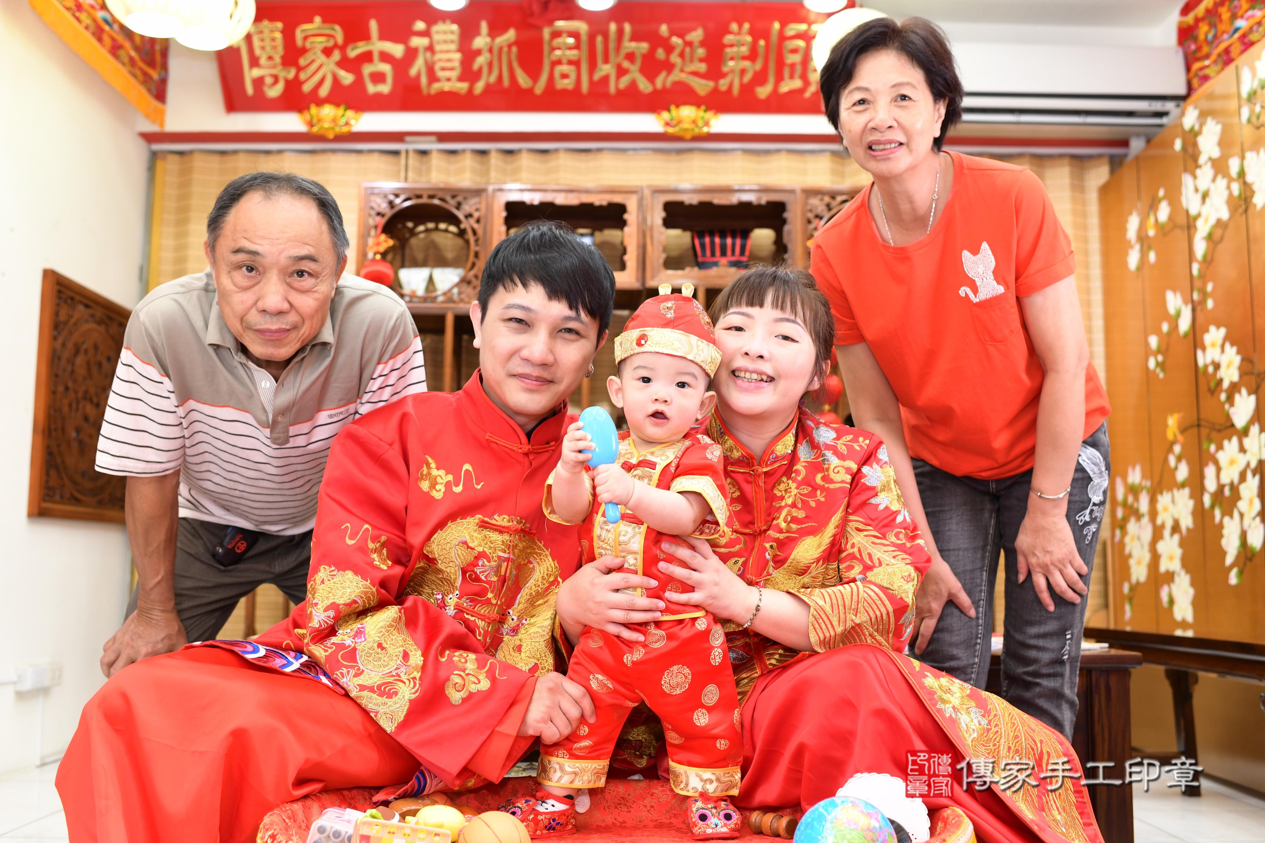 傳家手工印章台南店、抓周、度脺、中國風會場、傳家嬰兒古禮、吉祥話、抓周道具物品24種、拍照。抓周證書。寶寶抓周、滿周歲、生日快樂、祝福 傳家手工印章台南店、抓周、度脺、中國風會場、傳家嬰兒古禮、吉祥話、抓周道具物品24種、拍照。抓周證書。寶寶抓周、滿周歲、生日快樂、祝福