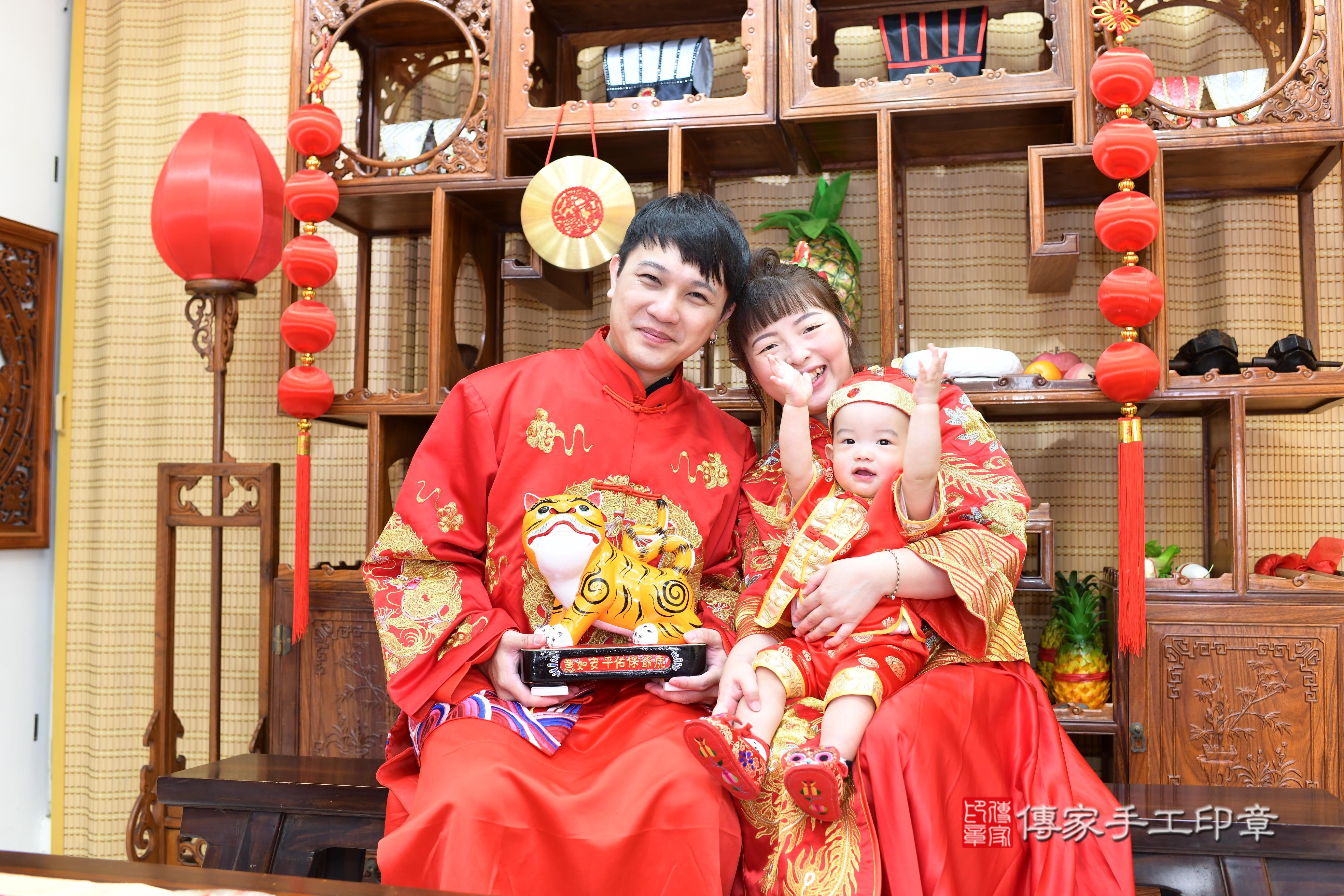 傳家手工印章台南店、抓周、度脺、中國風會場、傳家嬰兒古禮、吉祥話、抓周道具物品24種、拍照。抓周證書。寶寶抓周、滿周歲、生日快樂、祝福