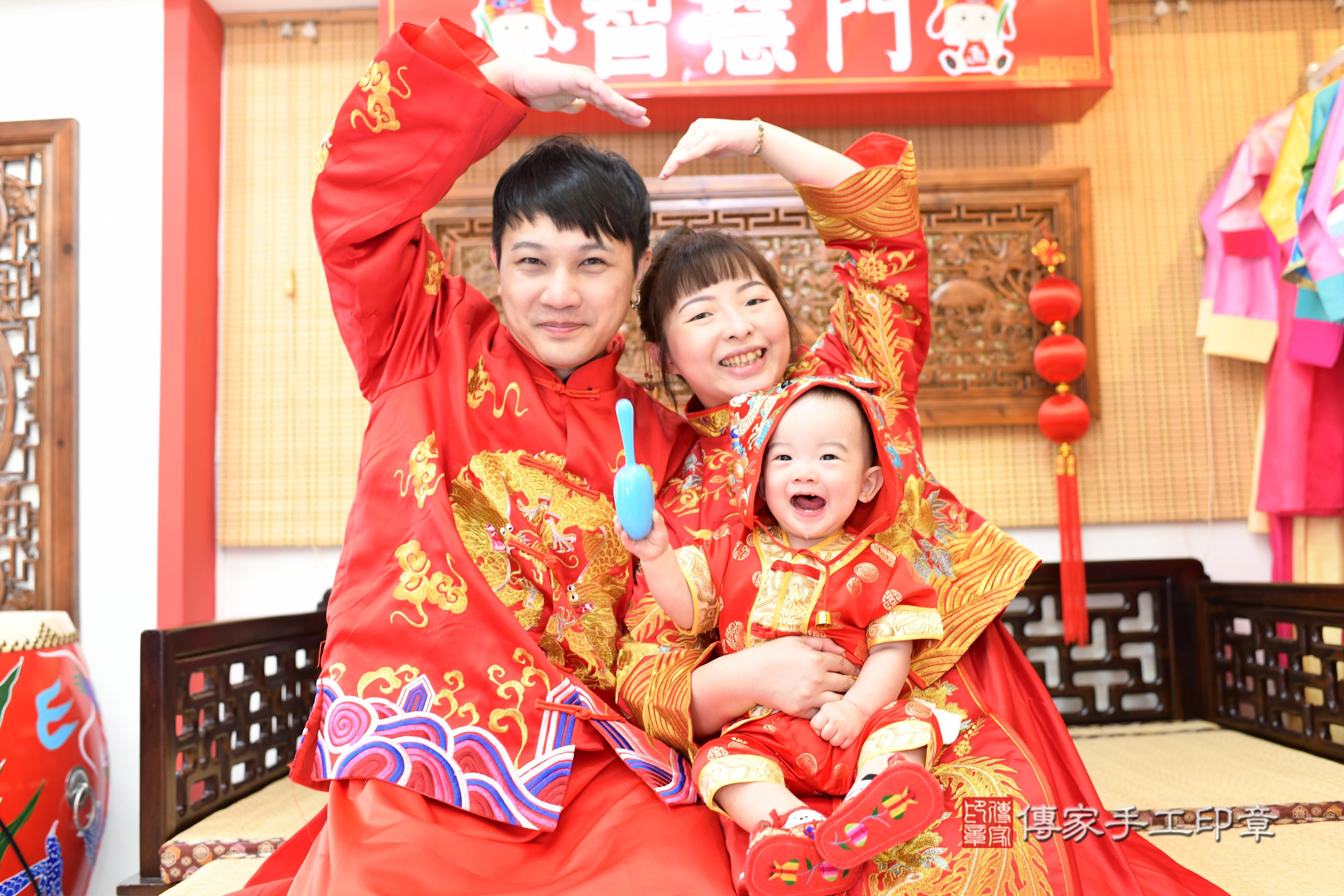 傳家手工印章台南店、抓周、度脺、中國風會場、傳家嬰兒古禮、吉祥話、抓周道具物品24種、拍照。抓周證書。寶寶抓周、滿周歲、生日快樂、祝福 傳家手工印章台南店、抓周、度脺、中國風會場、傳家嬰兒古禮、吉祥話、抓周道具物品24種、拍照。抓周證書。寶寶抓周、滿周歲、生日快樂、祝福