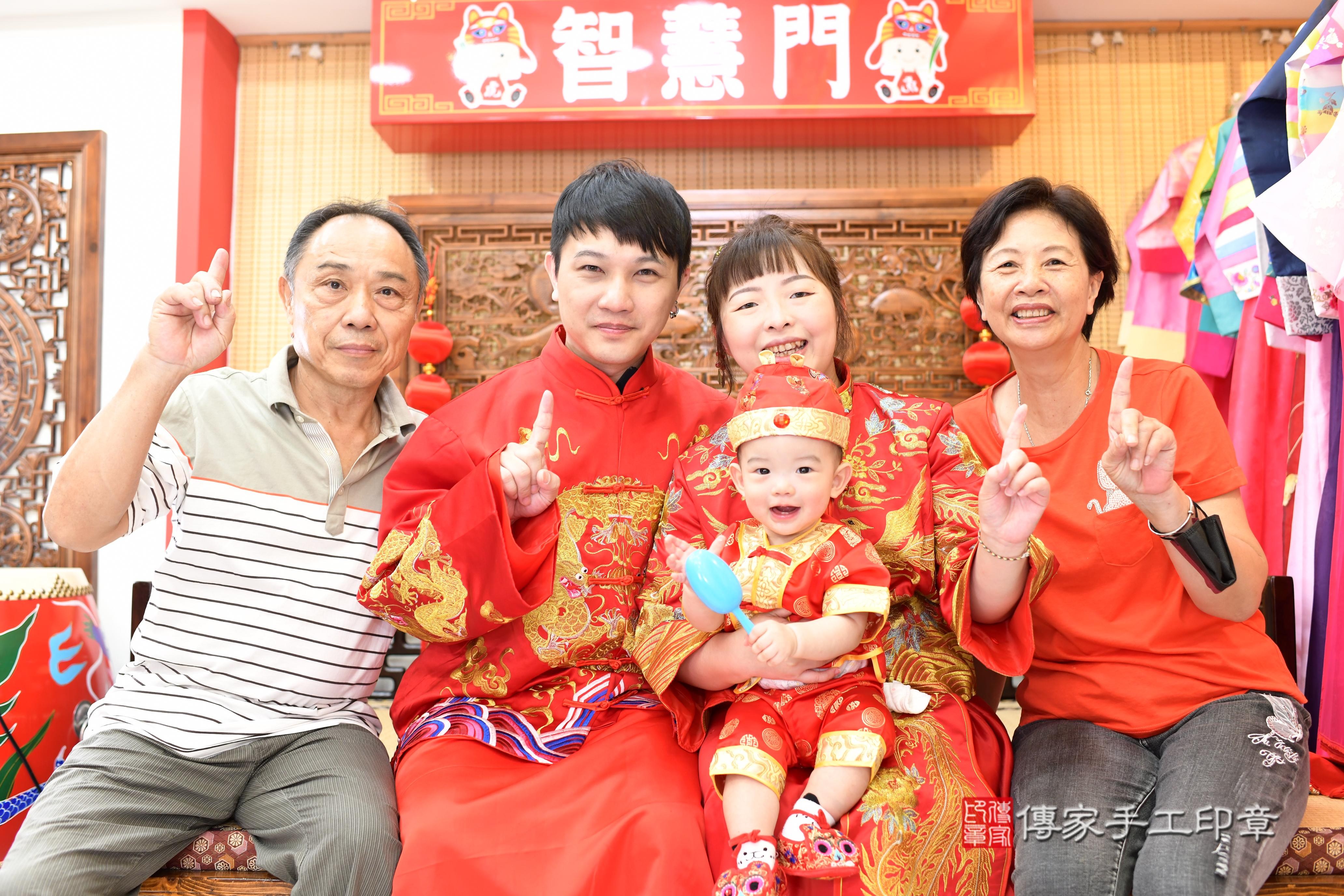 傳家手工印章台南店、抓周、度脺、中國風會場、傳家嬰兒古禮、吉祥話、抓周道具物品24種、拍照。抓周證書。寶寶抓周、滿周歲、生日快樂、祝福 傳家手工印章台南店、抓周、度脺、中國風會場、傳家嬰兒古禮、吉祥話、抓周道具物品24種、拍照。抓周證書。寶寶抓周、滿周歲、生日快樂、祝福