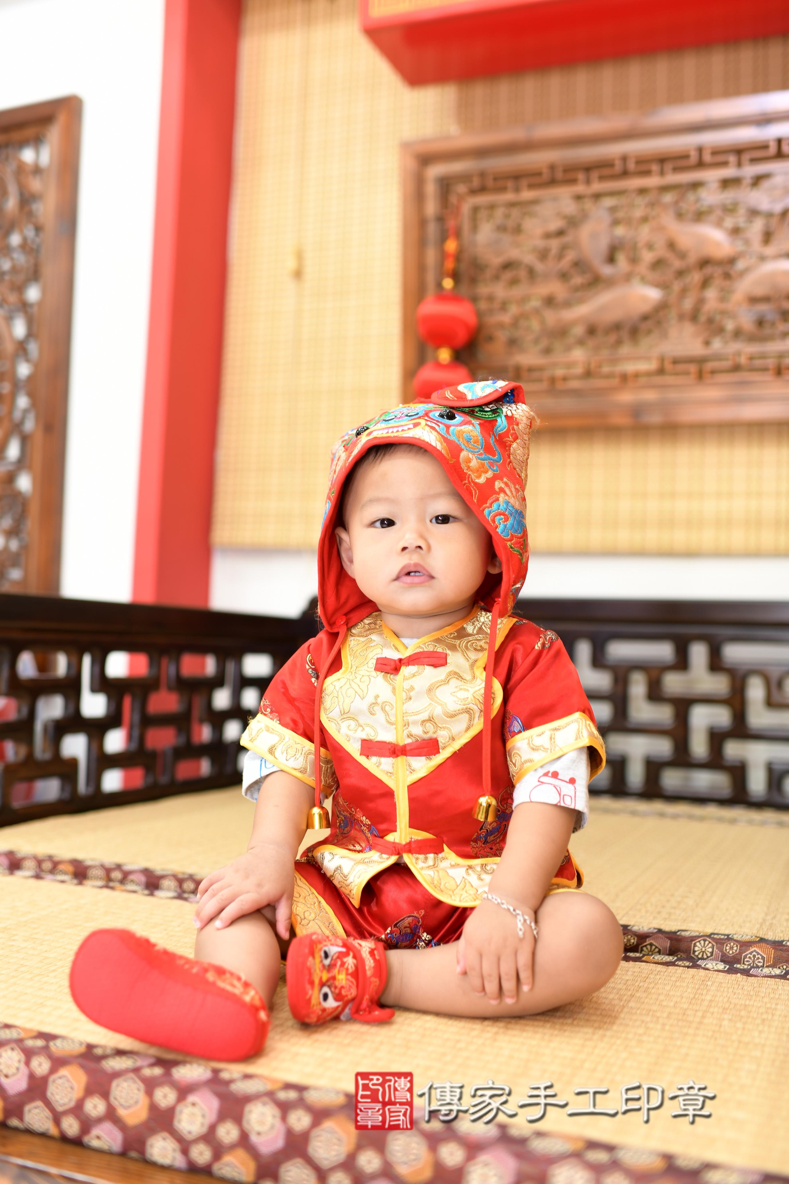 傳家手工印章台南店、抓周、度脺、中國風會場、傳家嬰兒古禮、吉祥話、抓周道具物品24種、拍照。抓周證書。寶寶抓周、滿周歲、生日快樂、祝福
