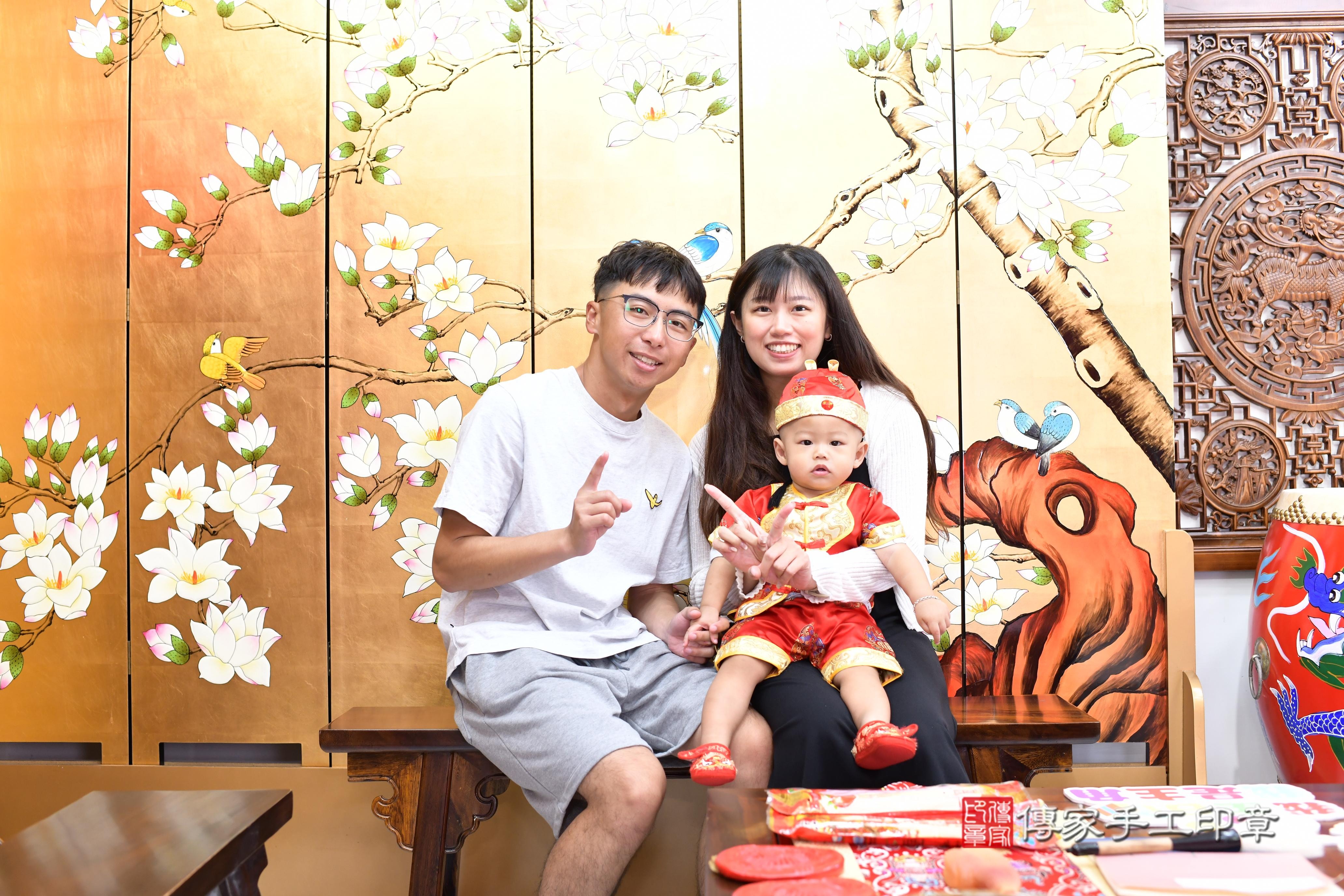 傳家手工印章台南店、抓周、度脺、中國風會場、傳家嬰兒古禮、吉祥話、抓周道具物品24種、拍照。抓周證書。寶寶抓周、滿周歲、生日快樂、祝福 傳家手工印章台南店、抓周、度脺、中國風會場、傳家嬰兒古禮、吉祥話、抓周道具物品24種、拍照。抓周證書。寶寶抓周、滿周歲、生日快樂、祝福