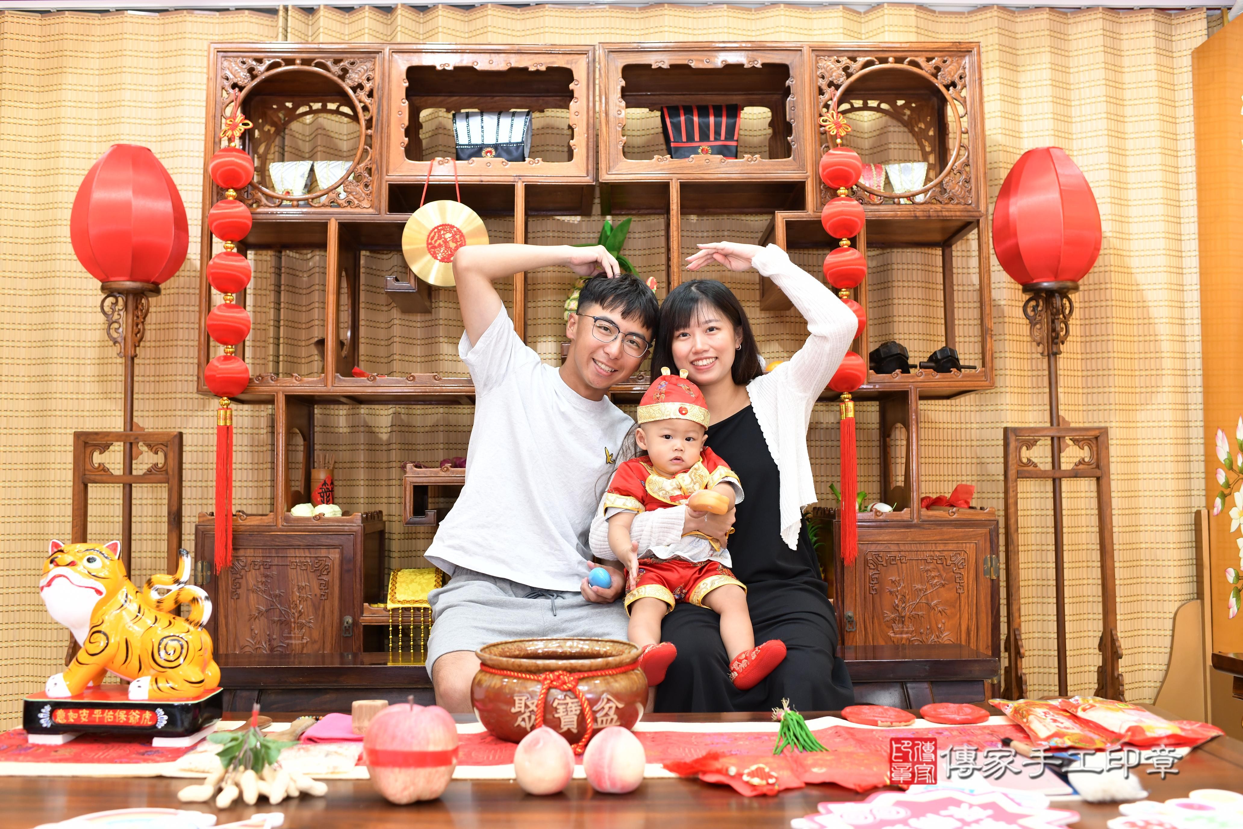 傳家手工印章台南店、抓周、度脺、中國風會場、傳家嬰兒古禮、吉祥話、抓周道具物品24種、拍照。抓周證書。寶寶抓周、滿周歲、生日快樂、祝福 傳家手工印章台南店、抓周、度脺、中國風會場、傳家嬰兒古禮、吉祥話、抓周道具物品24種、拍照。抓周證書。寶寶抓周、滿周歲、生日快樂、祝福