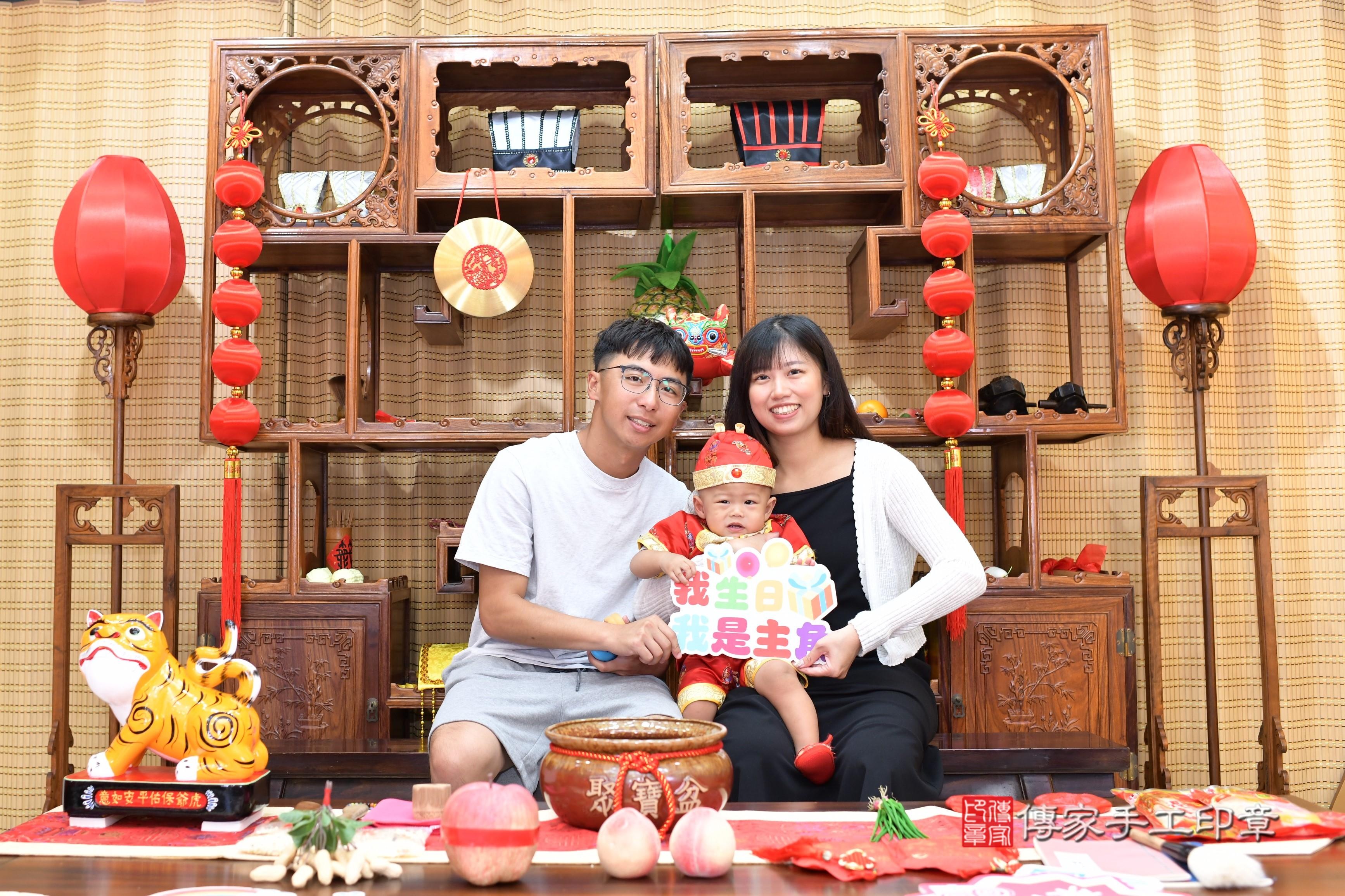 傳家手工印章台南店、抓周、度脺、中國風會場、傳家嬰兒古禮、吉祥話、抓周道具物品24種、拍照。抓周證書。寶寶抓周、滿周歲、生日快樂、祝福 傳家手工印章台南店、抓周、度脺、中國風會場、傳家嬰兒古禮、吉祥話、抓周道具物品24種、拍照。抓周證書。寶寶抓周、滿周歲、生日快樂、祝福