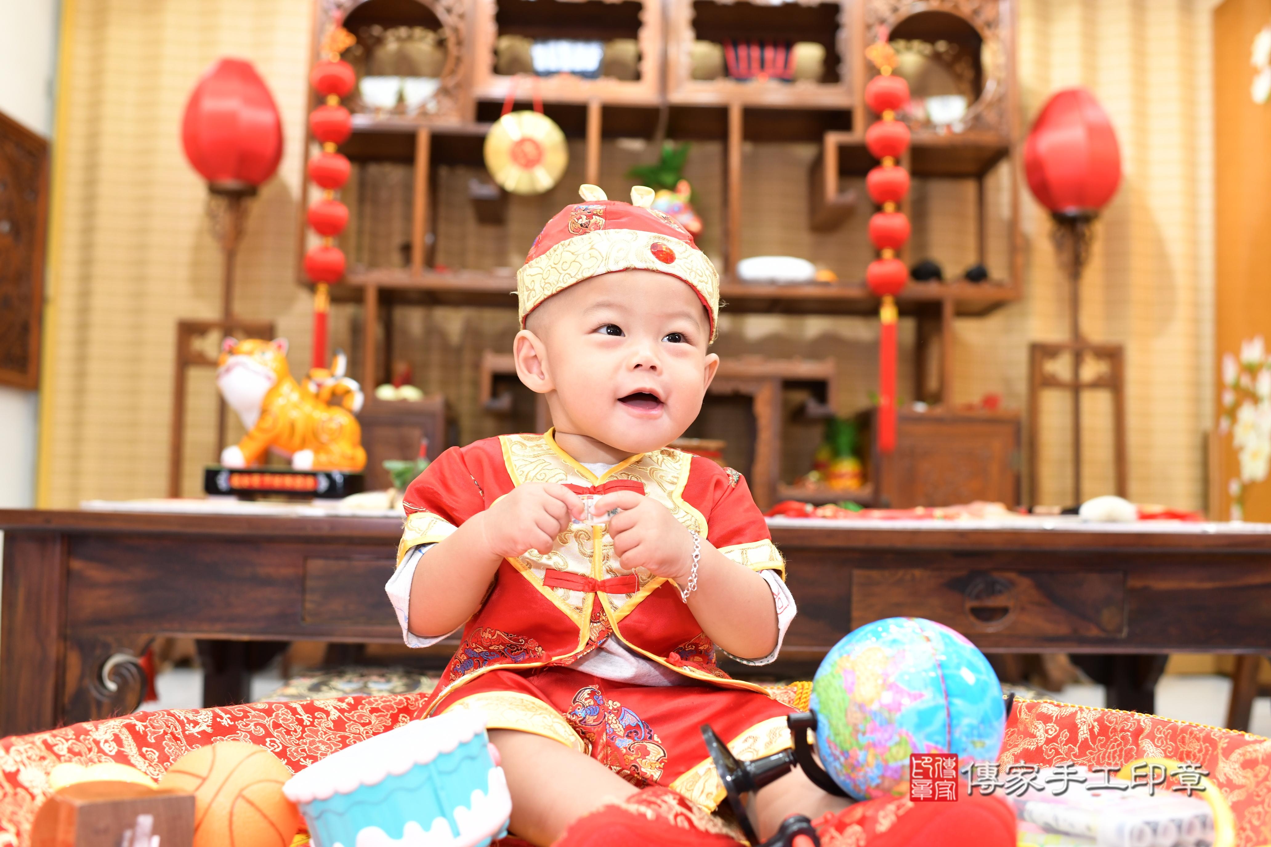 傳家手工印章台南店、抓周、度脺、中國風會場、傳家嬰兒古禮、吉祥話、抓周道具物品24種、拍照。抓周證書。寶寶抓周、滿周歲、生日快樂、祝福 傳家手工印章台南店、抓周、度脺、中國風會場、傳家嬰兒古禮、吉祥話、抓周道具物品24種、拍照。抓周證書。寶寶抓周、滿周歲、生日快樂、祝福