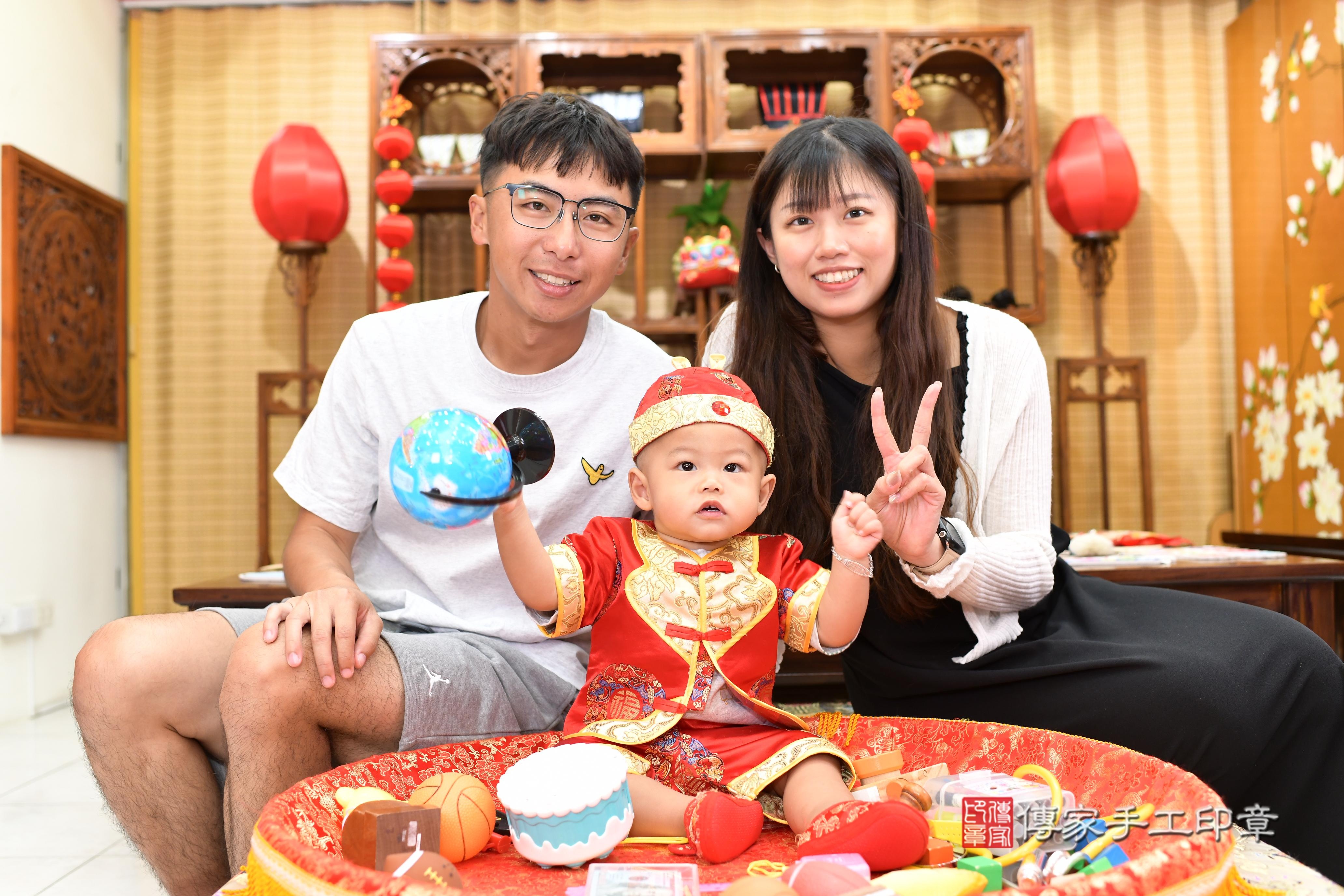 傳家手工印章台南店、抓周、度脺、中國風會場、傳家嬰兒古禮、吉祥話、抓周道具物品24種、拍照。抓周證書。寶寶抓周、滿周歲、生日快樂、祝福 傳家手工印章台南店、抓周、度脺、中國風會場、傳家嬰兒古禮、吉祥話、抓周道具物品24種、拍照。抓周證書。寶寶抓周、滿周歲、生日快樂、祝福