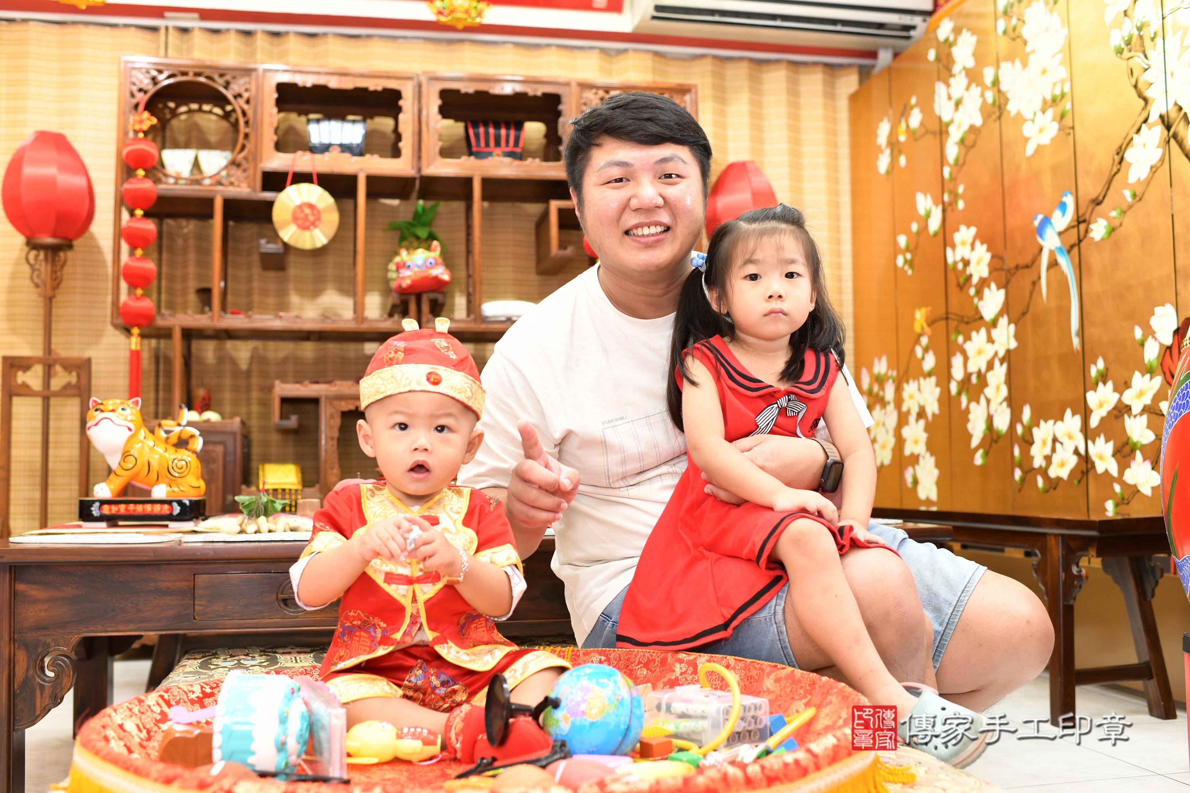 傳家手工印章台南店、抓周、度脺、中國風會場、傳家嬰兒古禮、吉祥話、抓周道具物品24種、拍照。抓周證書。寶寶抓周、滿周歲、生日快樂、祝福 傳家手工印章台南店、抓周、度脺、中國風會場、傳家嬰兒古禮、吉祥話、抓周道具物品24種、拍照。抓周證書。寶寶抓周、滿周歲、生日快樂、祝福