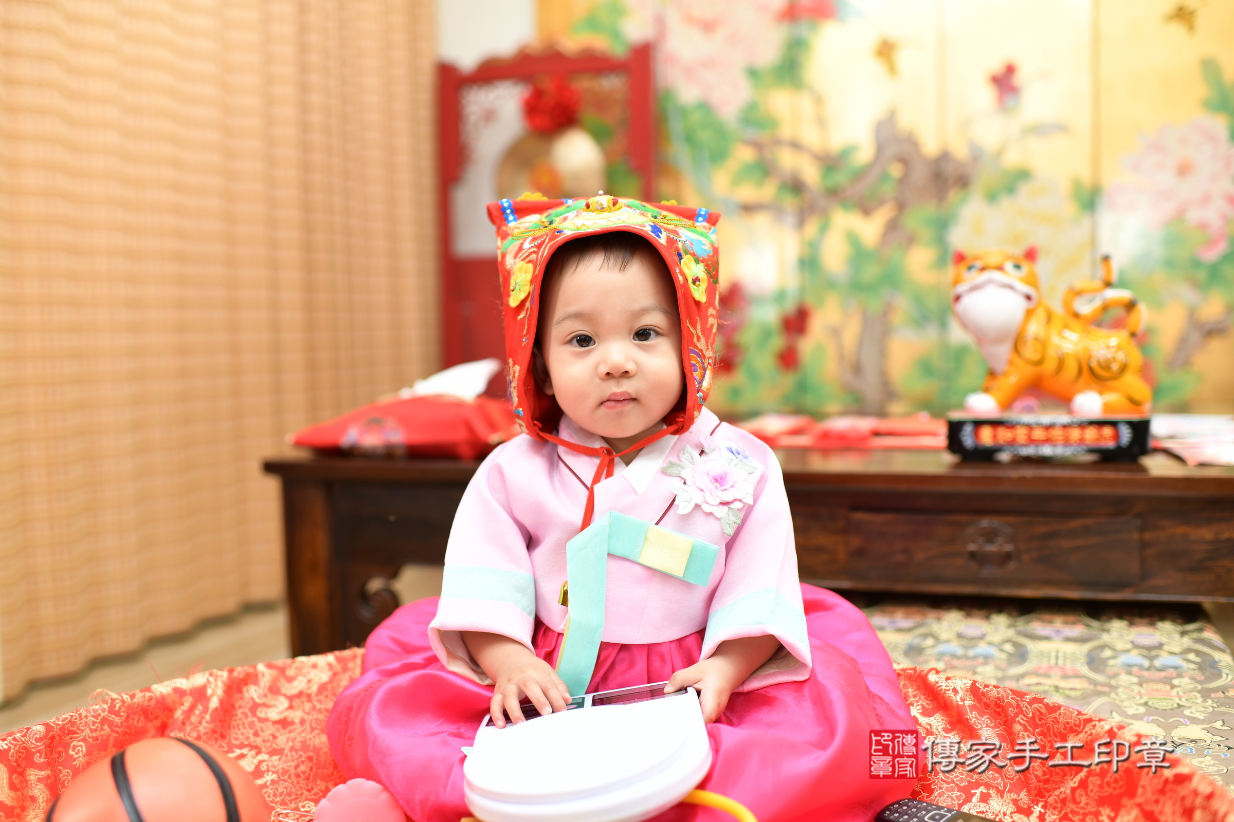 台北市大同區妘妘寶寶抓周推薦:傳家台北店抓周度脺中國風會場,嬰兒古禮抓周流程儀式吉祥話、抓周道具物品24種、拍照。抓周證書。2025.6.22,照片10 台北市大同區妘妘寶寶抓周推薦:傳家台北店抓周度脺中國風會場,嬰兒古禮抓周流程儀式吉祥話、抓周道具物品24種、拍照。抓周證書。2025.6.22,照片10