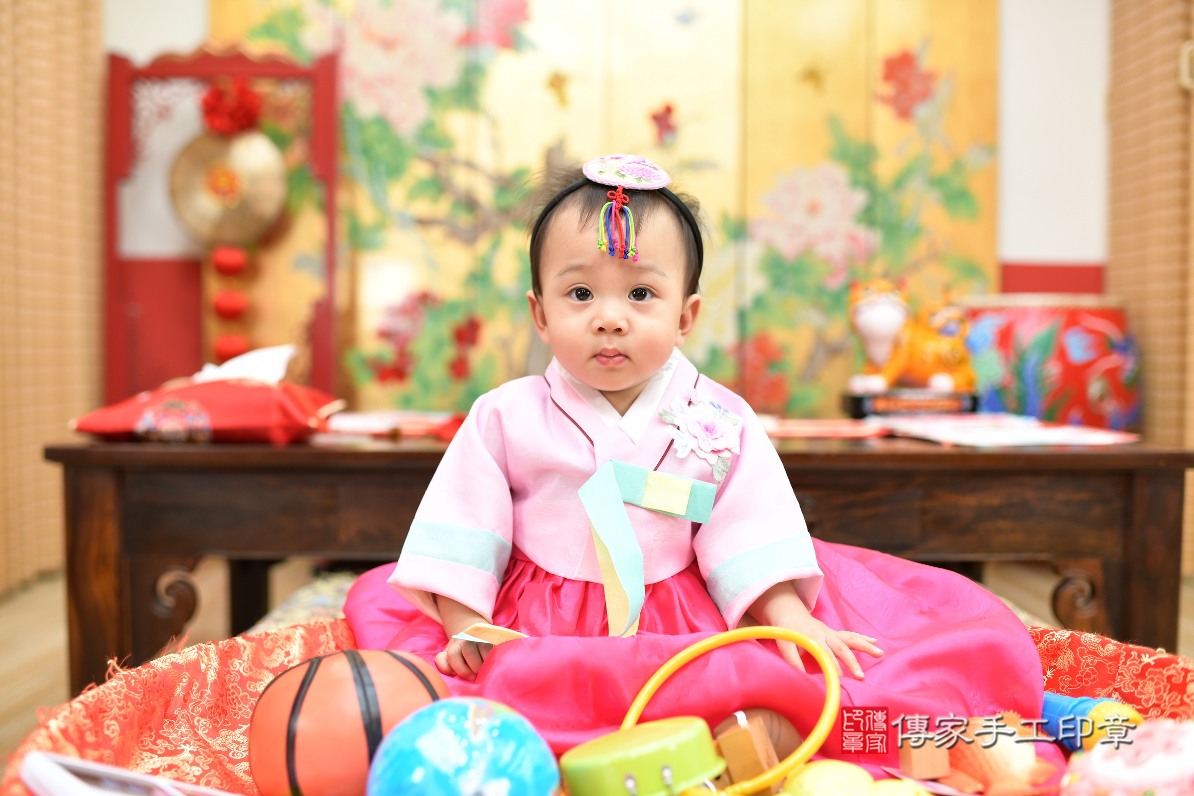 台北市大同區妘妘寶寶抓周推薦:傳家台北店抓周度脺中國風會場,嬰兒古禮抓周流程儀式吉祥話、抓周道具物品24種、拍照。抓周證書。2025.6.22,照片6 台北市大同區妘妘寶寶抓周推薦:傳家台北店抓周度脺中國風會場,嬰兒古禮抓周流程儀式吉祥話、抓周道具物品24種、拍照。抓周證書。2025.6.22,照片6