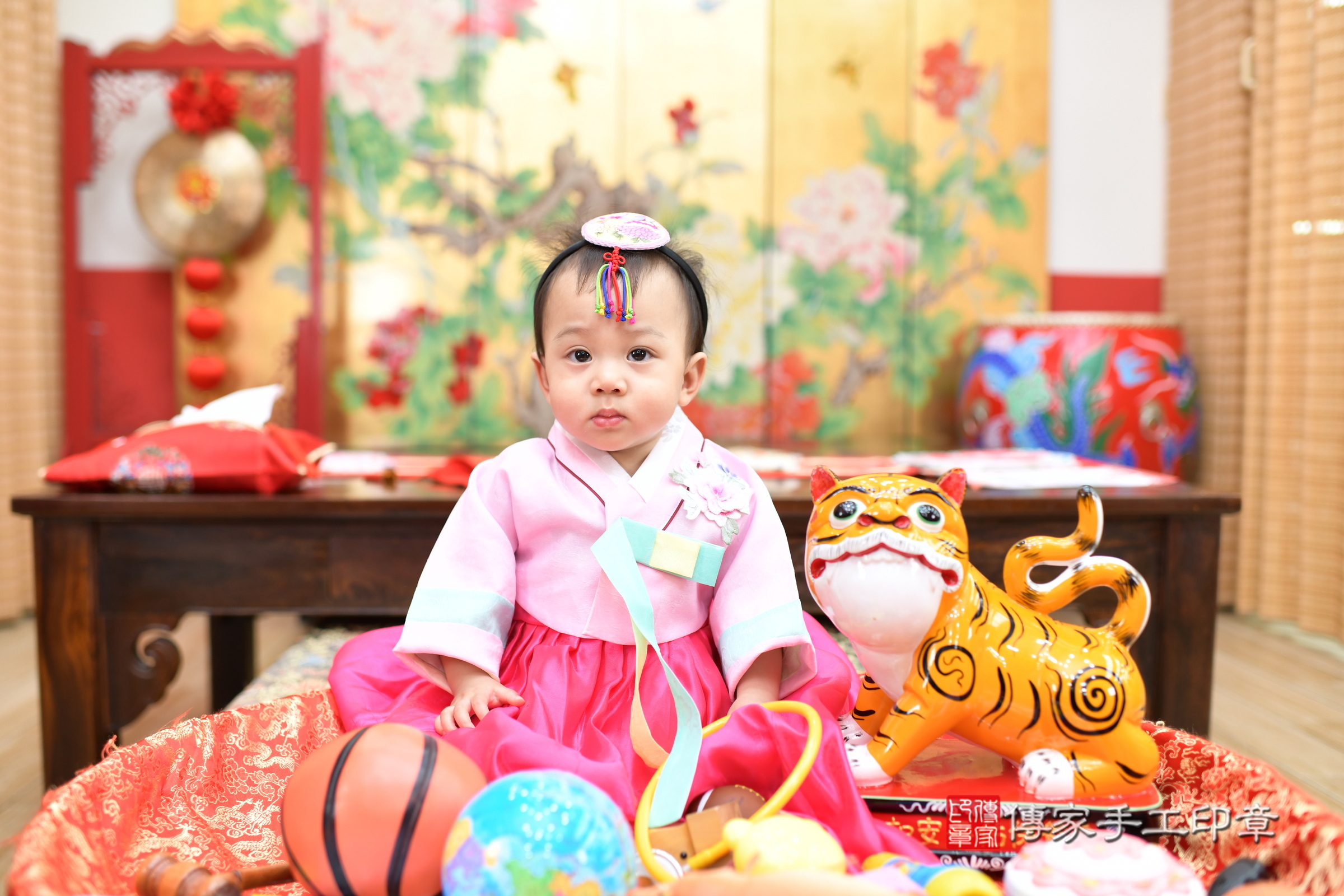 台北市大同區妘妘寶寶抓周推薦:傳家台北店抓周度脺中國風會場,嬰兒古禮抓周流程儀式吉祥話、抓周道具物品24種、拍照。抓周證書。2025.6.22,照片4 台北市大同區妘妘寶寶抓周推薦:傳家台北店抓周度脺中國風會場,嬰兒古禮抓周流程儀式吉祥話、抓周道具物品24種、拍照。抓周證書。2025.6.22,照片4