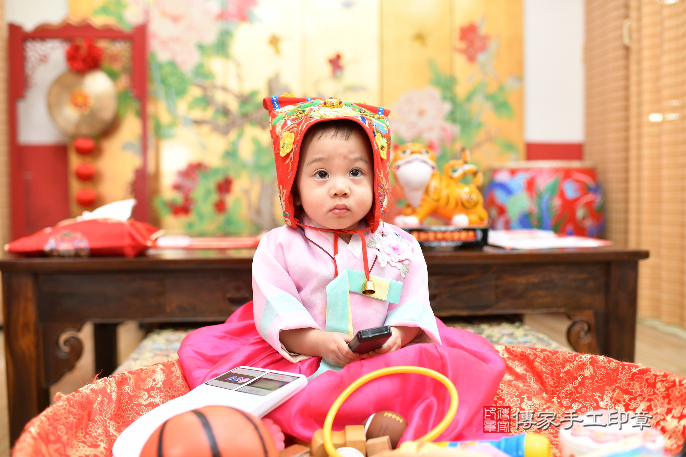 台北市大同區妘妘寶寶抓周推薦:傳家台北店抓周度脺中國風會場,嬰兒古禮抓周流程儀式吉祥話、抓周道具物品24種、拍照。抓周證書。2025.6.22,照片9 台北市大同區妘妘寶寶抓周推薦:傳家台北店抓周度脺中國風會場,嬰兒古禮抓周流程儀式吉祥話、抓周道具物品24種、拍照。抓周證書。2025.6.22,照片9