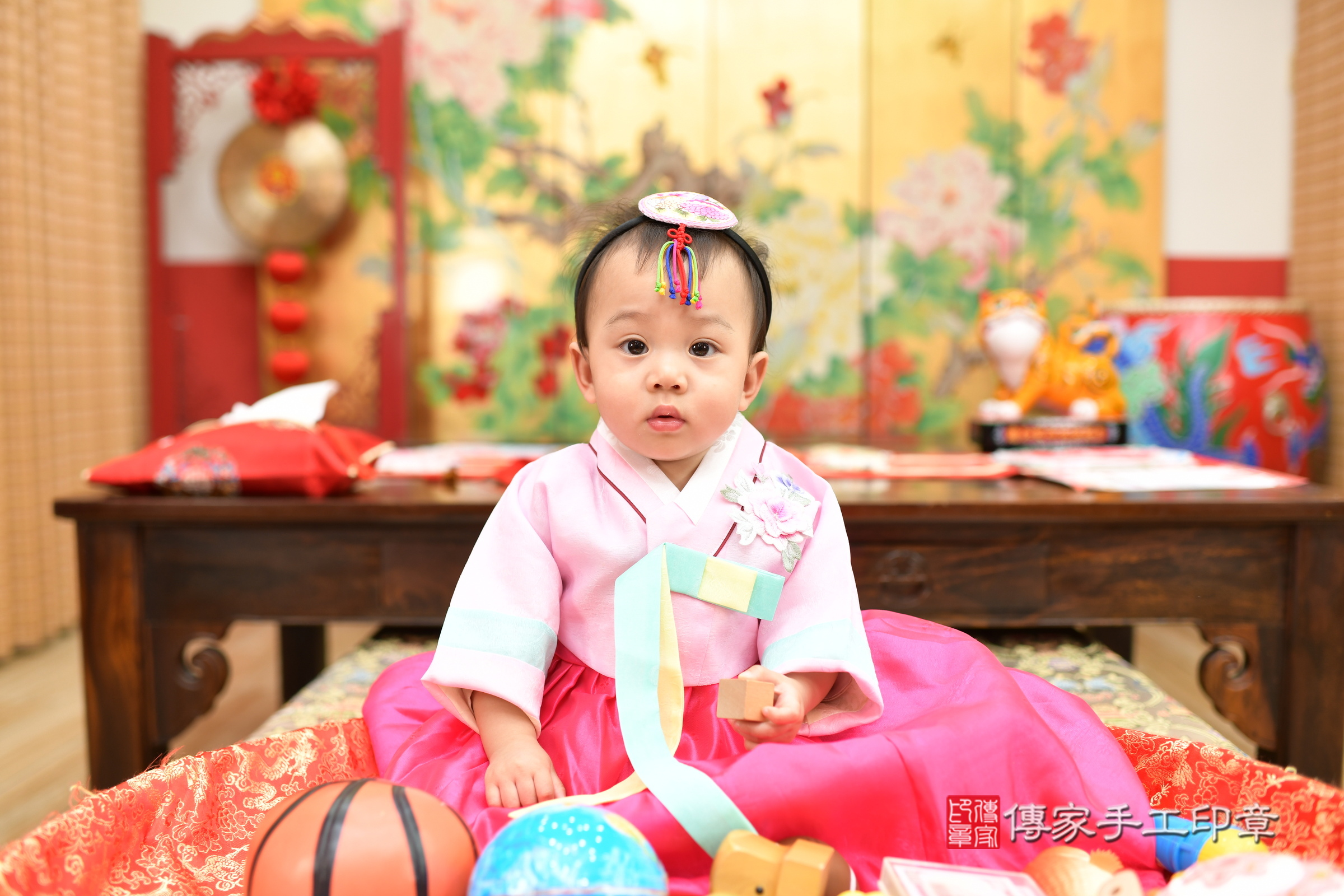 台北市大同區妘妘寶寶抓周推薦:傳家台北店抓周度脺中國風會場,嬰兒古禮抓周流程儀式吉祥話、抓周道具物品24種、拍照。抓周證書。2025.6.22,照片5 台北市大同區妘妘寶寶抓周推薦:傳家台北店抓周度脺中國風會場,嬰兒古禮抓周流程儀式吉祥話、抓周道具物品24種、拍照。抓周證書。2025.6.22,照片5