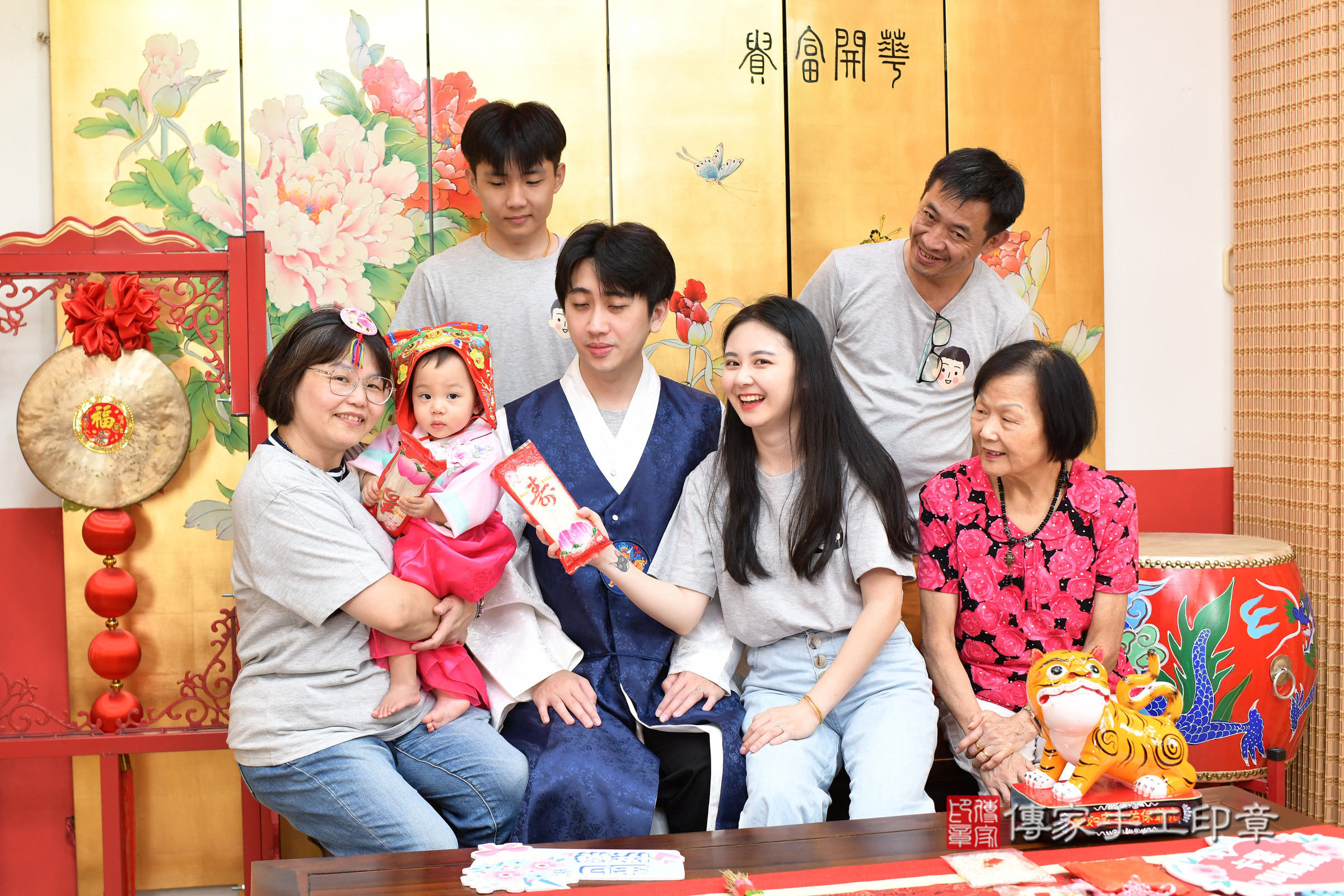 台北市大同區妘妘寶寶抓周推薦:傳家台北店抓周度脺中國風會場,嬰兒古禮抓周流程儀式吉祥話、抓周道具物品24種、拍照。抓周證書。2025.6.22,照片14 台北市大同區妘妘寶寶抓周推薦:傳家台北店抓周度脺中國風會場,嬰兒古禮抓周流程儀式吉祥話、抓周道具物品24種、拍照。抓周證書。2025.6.22,照片14