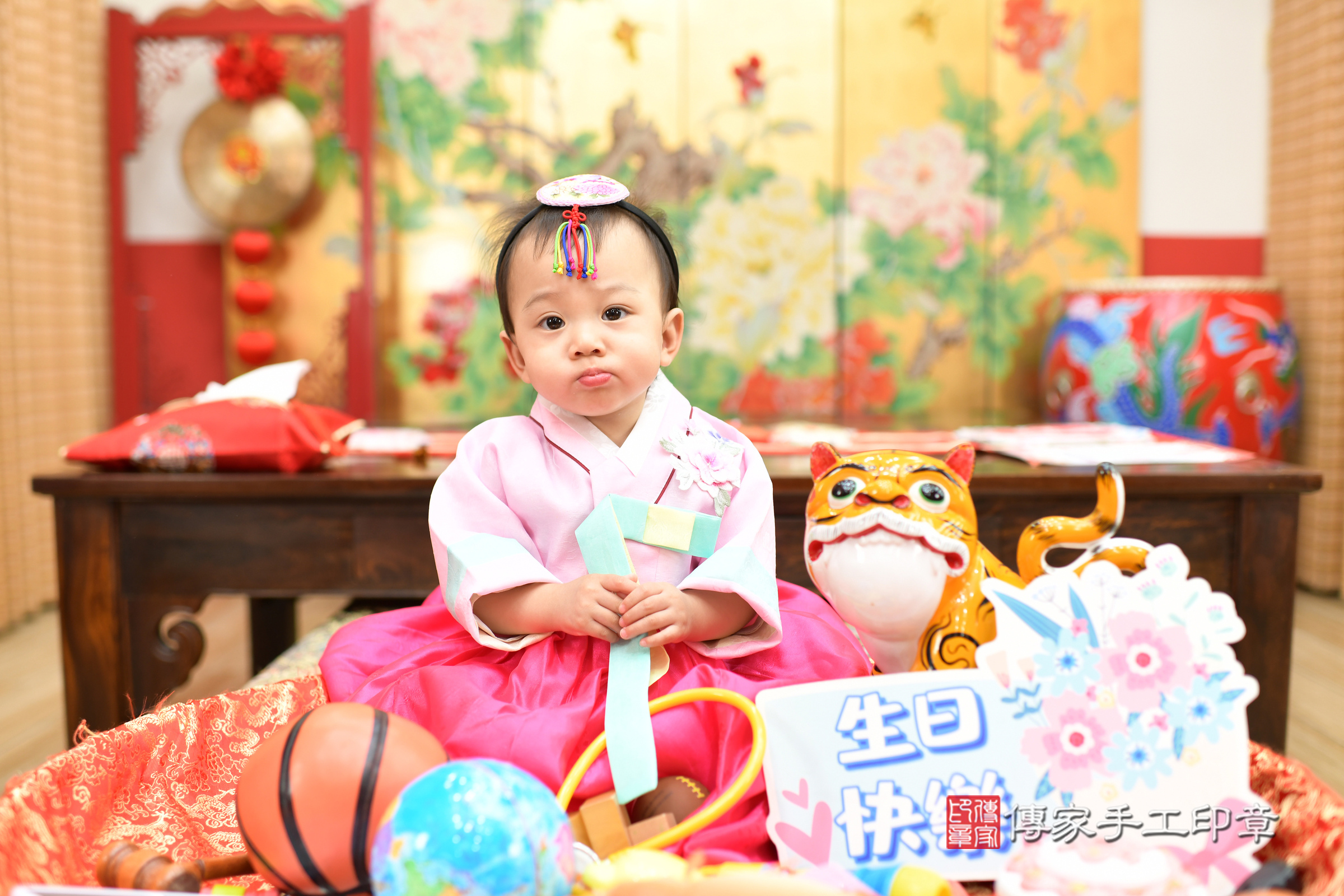 台北市大同區妘妘寶寶抓周推薦:傳家台北店抓周度脺中國風會場,嬰兒古禮抓周流程儀式吉祥話、抓周道具物品24種、拍照。抓周證書。2025.6.22,照片8 台北市大同區妘妘寶寶抓周推薦:傳家台北店抓周度脺中國風會場,嬰兒古禮抓周流程儀式吉祥話、抓周道具物品24種、拍照。抓周證書。2025.6.22,照片8