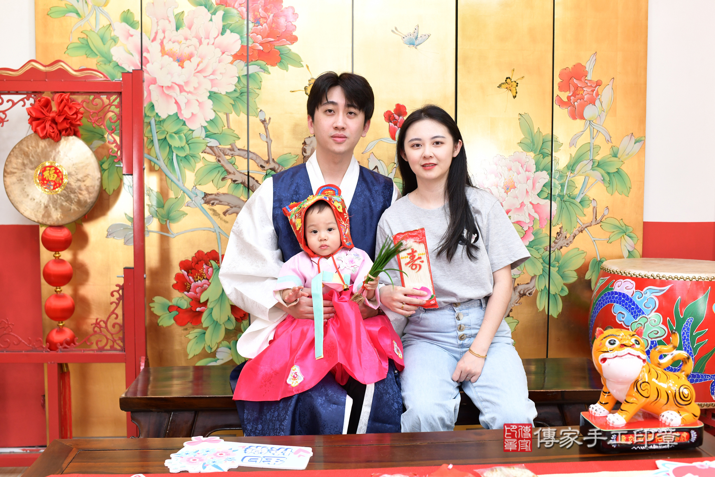 台北市大同區妘妘寶寶抓周推薦:傳家台北店抓周度脺中國風會場,嬰兒古禮抓周流程儀式吉祥話、抓周道具物品24種、拍照。抓周證書。2025.6.22,照片13 台北市大同區妘妘寶寶抓周推薦:傳家台北店抓周度脺中國風會場,嬰兒古禮抓周流程儀式吉祥話、抓周道具物品24種、拍照。抓周證書。2025.6.22,照片13