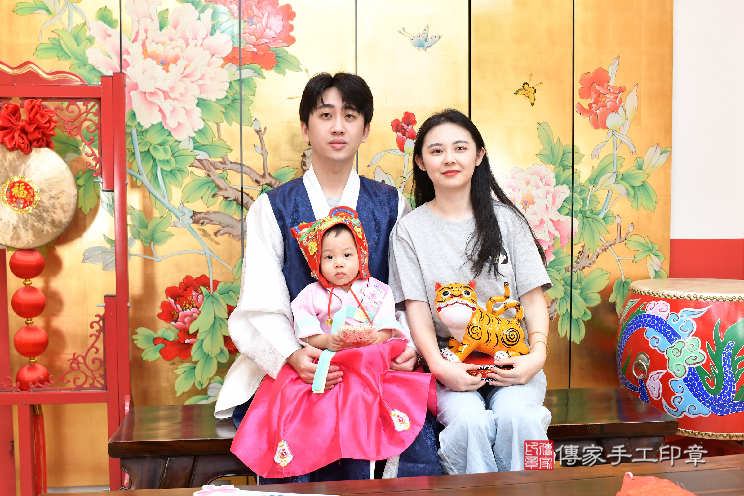 台北市大同區妘妘寶寶抓周推薦:傳家台北店抓周度脺中國風會場,嬰兒古禮抓周流程儀式吉祥話、抓周道具物品24種、拍照。抓周證書。2025.6.22,照片11 台北市大同區妘妘寶寶抓周推薦:傳家台北店抓周度脺中國風會場,嬰兒古禮抓周流程儀式吉祥話、抓周道具物品24種、拍照。抓周證書。2025.6.22,照片11