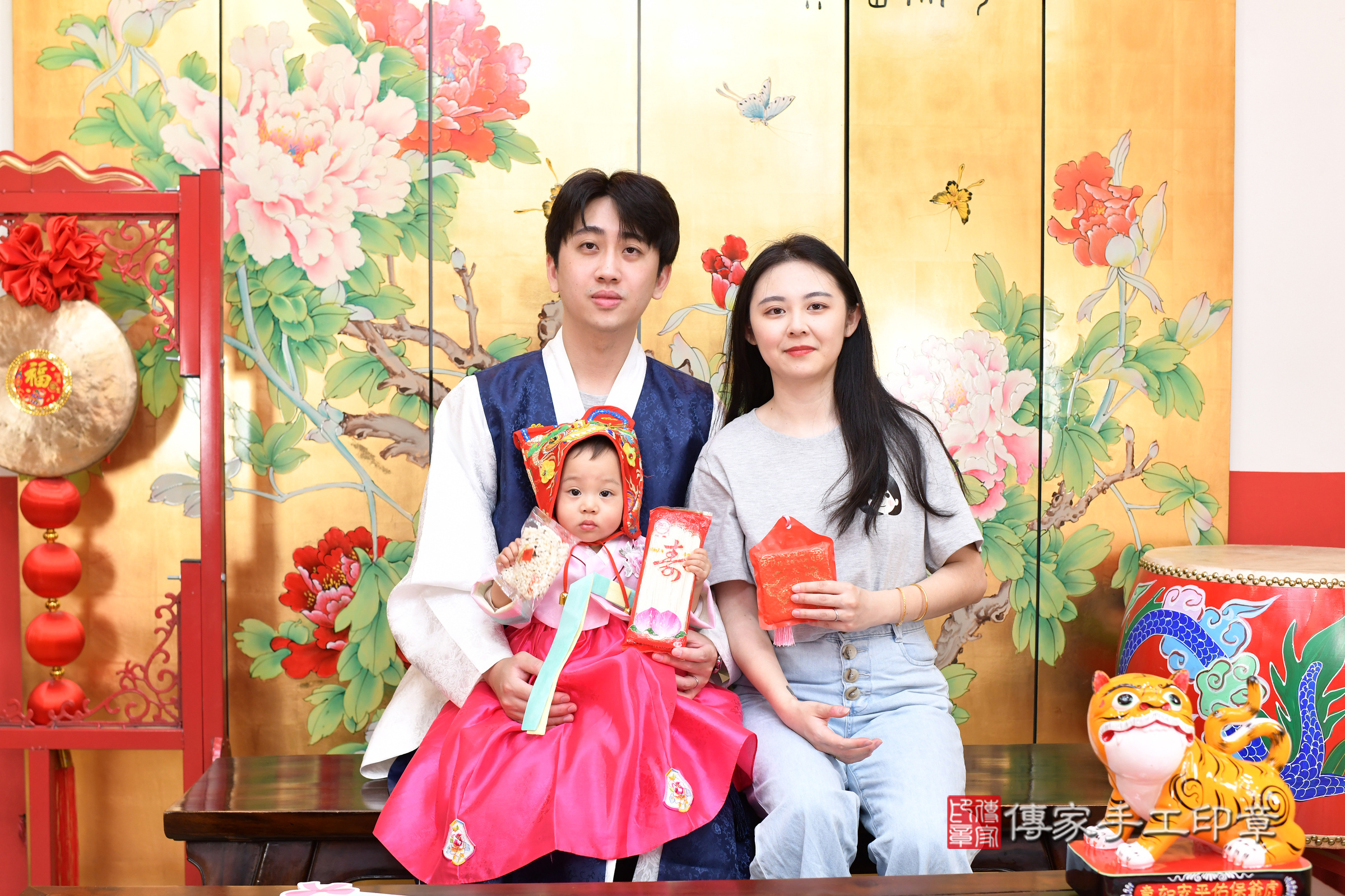 台北市大同區妘妘寶寶抓周推薦:傳家台北店抓周度脺中國風會場,嬰兒古禮抓周流程儀式吉祥話、抓周道具物品24種、拍照。抓周證書。2025.6.22,照片12 台北市大同區妘妘寶寶抓周推薦:傳家台北店抓周度脺中國風會場,嬰兒古禮抓周流程儀式吉祥話、抓周道具物品24種、拍照。抓周證書。2025.6.22,照片12