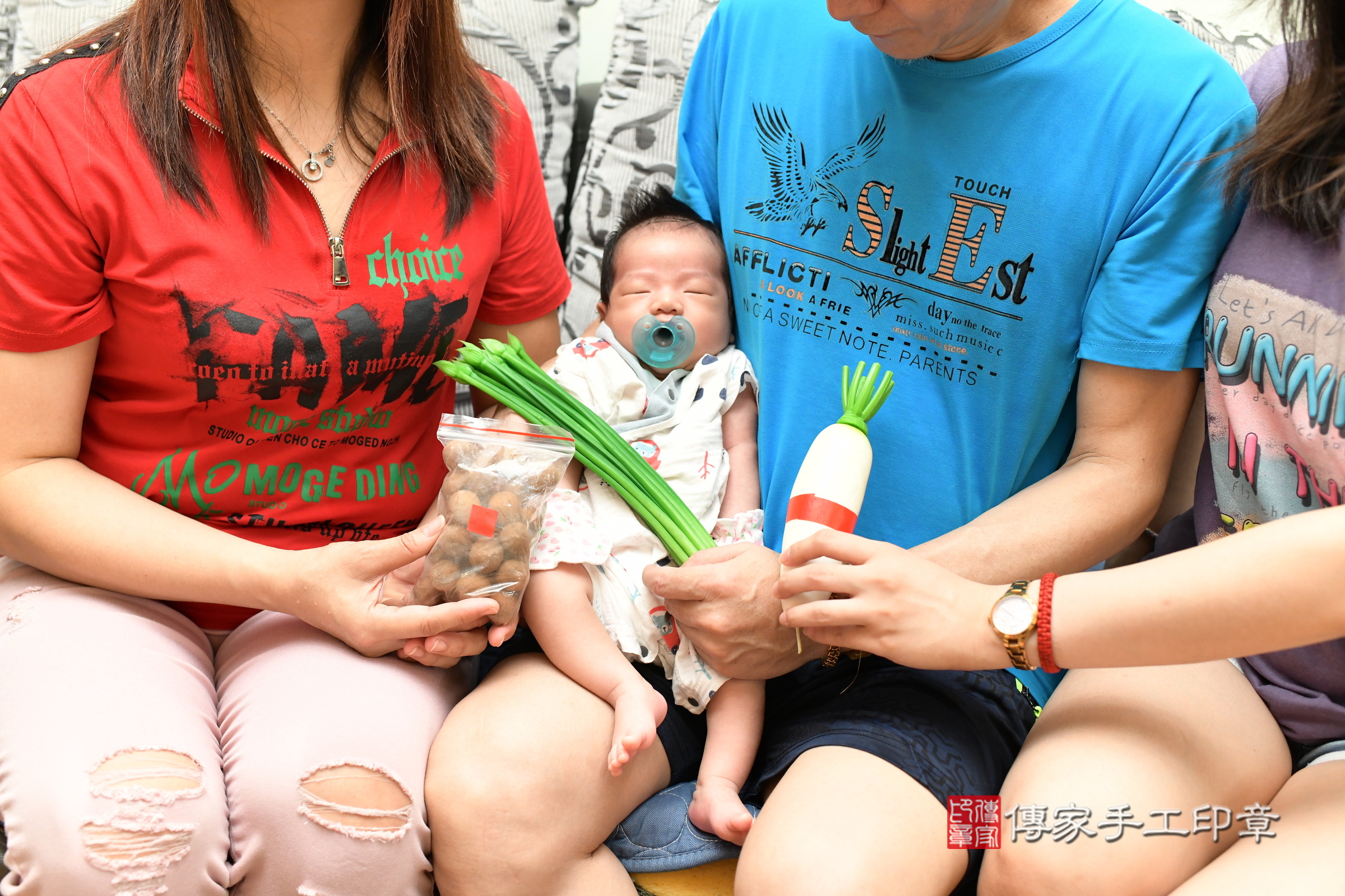 睿睿寶寶(新北市樹林區到府嬰兒睿睿寶寶滿月剃頭理髮、到府嬰兒剃胎毛儀式吉祥話)。到府剃頭剃胎毛主持、專業拍照、證書。★購買「臍帶章、肚臍章、胎毛筆刷印章」贈送：剃頭、收涎、抓周，三選一。2025.6.17，照片15