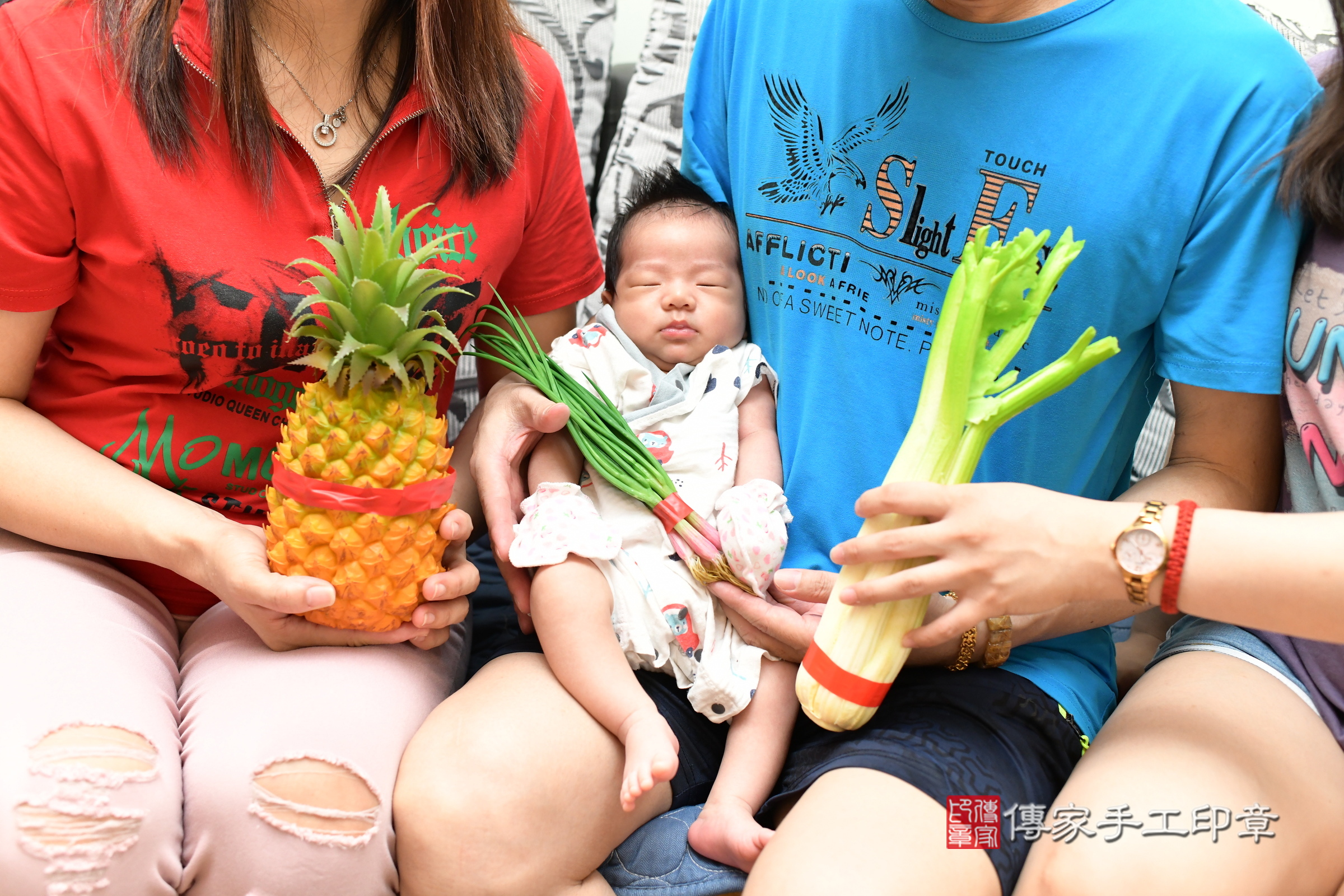 睿睿寶寶(新北市樹林區到府嬰兒睿睿寶寶滿月剃頭理髮、到府嬰兒剃胎毛儀式吉祥話)。到府剃頭剃胎毛主持、專業拍照、證書。★購買「臍帶章、肚臍章、胎毛筆刷印章」贈送：剃頭、收涎、抓周，三選一。2025.6.17，照片17