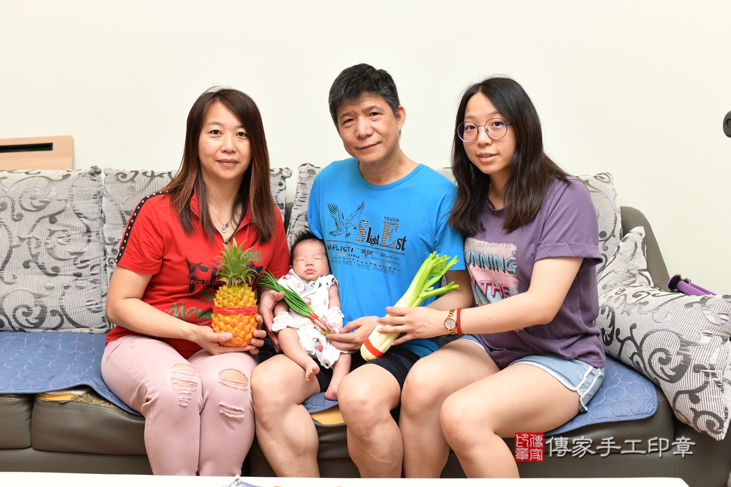 睿睿寶寶(新北市樹林區到府嬰兒睿睿寶寶滿月剃頭理髮、到府嬰兒剃胎毛儀式吉祥話)。到府剃頭剃胎毛主持、專業拍照、證書。★購買「臍帶章、肚臍章、胎毛筆刷印章」贈送：剃頭、收涎、抓周，三選一。2025.6.17，照片16