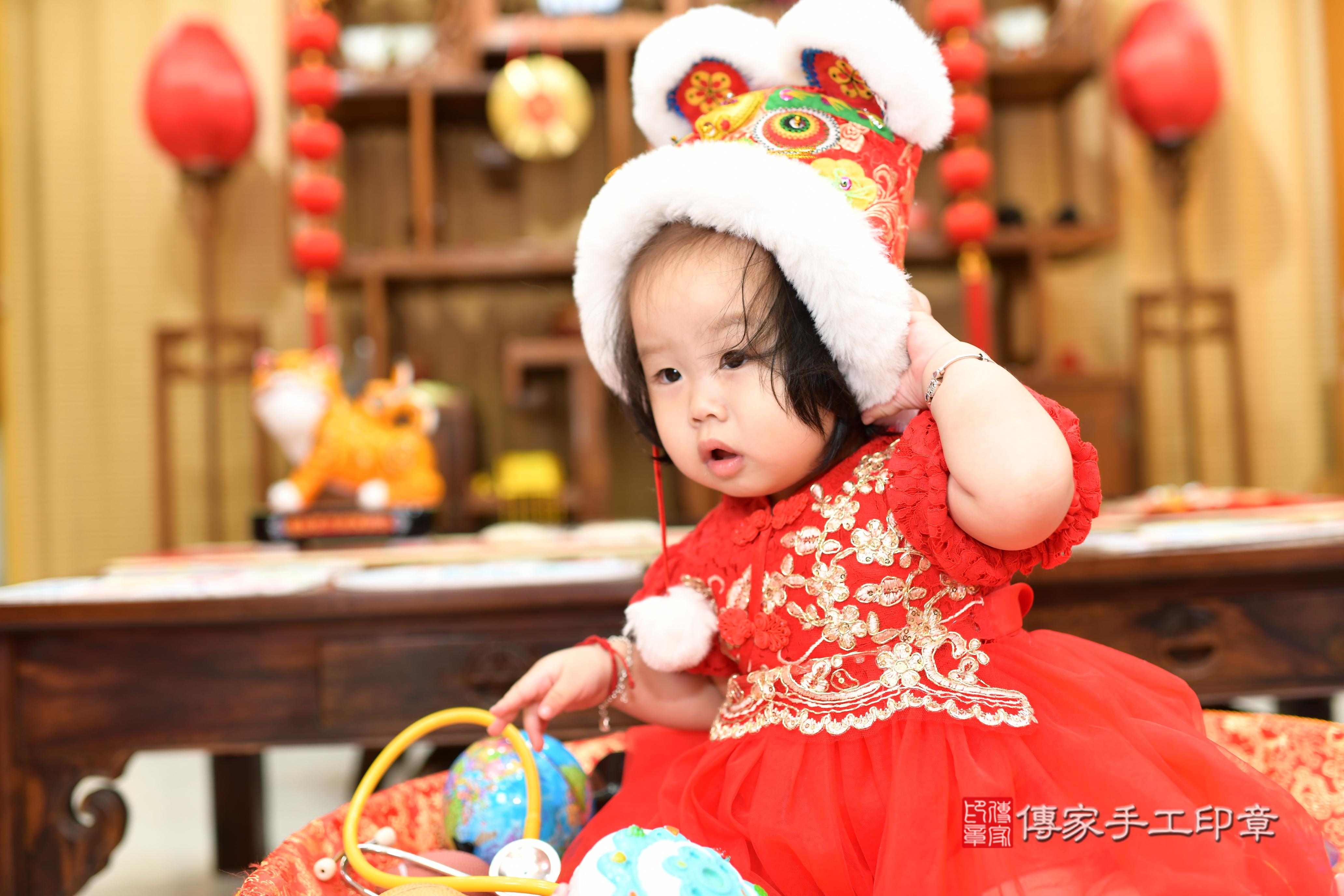 傳家手工印章台南店、抓周、度脺、中國風會場、傳家嬰兒古禮、吉祥話、抓周道具物品24種、拍照。抓周證書。寶寶抓周、滿周歲、生日快樂、祝福