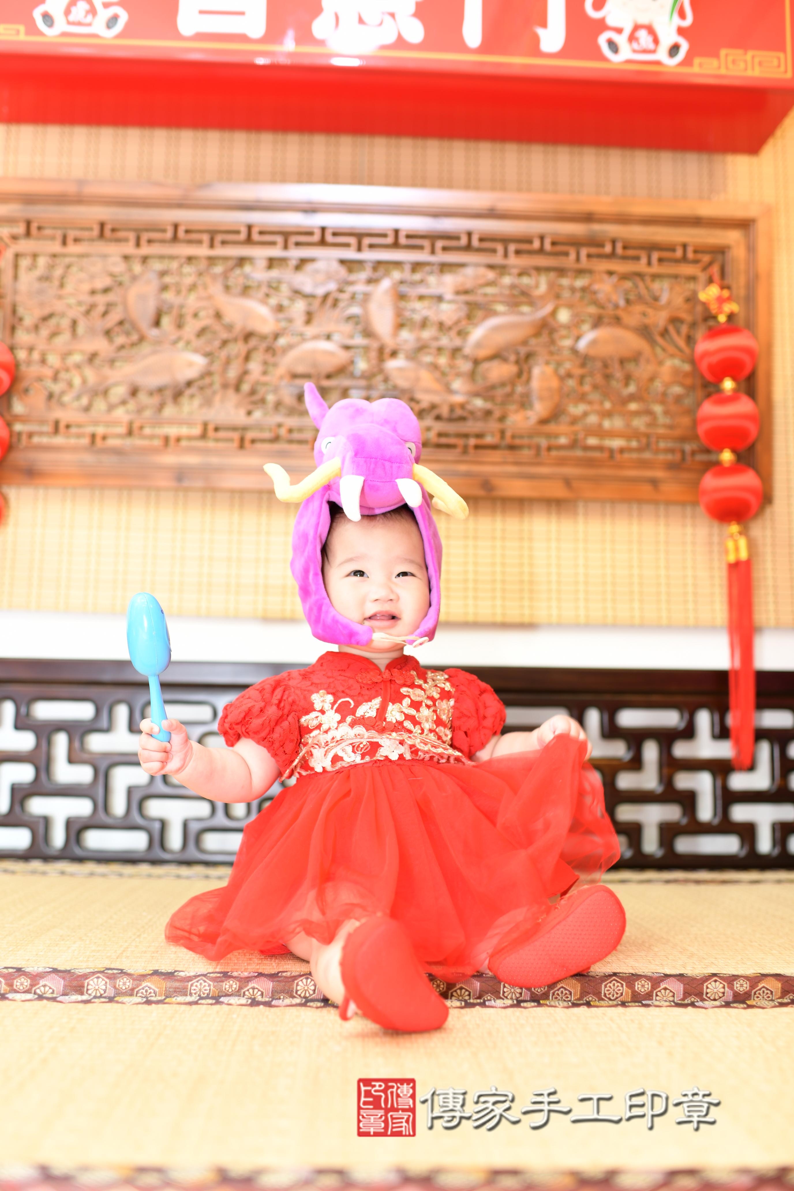 傳家手工印章台南店、抓周、度脺、中國風會場、傳家嬰兒古禮、吉祥話、抓周道具物品24種、拍照。抓周證書。寶寶抓周、滿周歲、生日快樂、祝福 傳家手工印章台南店、抓周、度脺、中國風會場、傳家嬰兒古禮、吉祥話、抓周道具物品24種、拍照。抓周證書。寶寶抓周、滿周歲、生日快樂、祝福