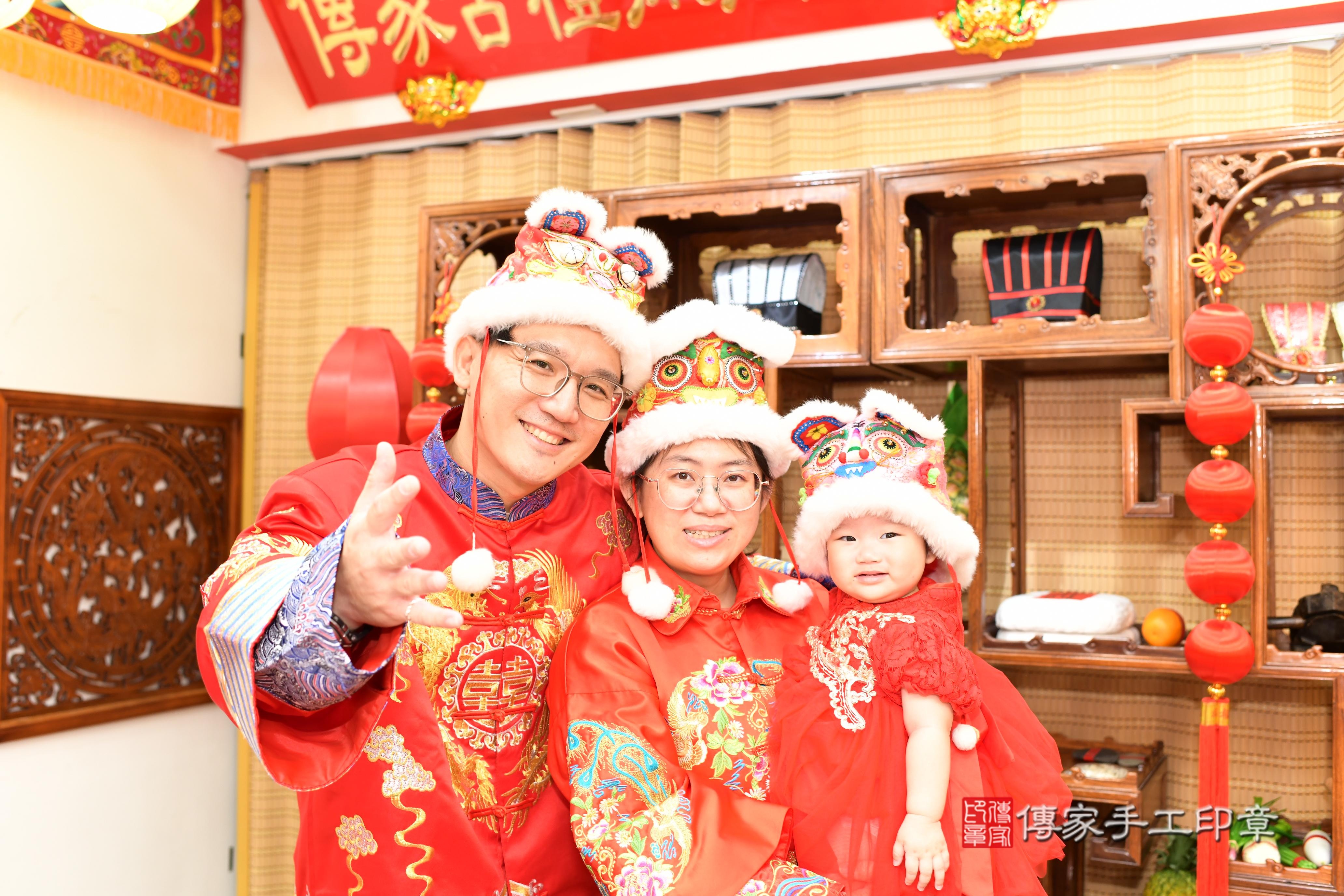 傳家手工印章台南店、抓周、度脺、中國風會場、傳家嬰兒古禮、吉祥話、抓周道具物品24種、拍照。抓周證書。寶寶抓周、滿周歲、生日快樂、祝福 傳家手工印章台南店、抓周、度脺、中國風會場、傳家嬰兒古禮、吉祥話、抓周道具物品24種、拍照。抓周證書。寶寶抓周、滿周歲、生日快樂、祝福