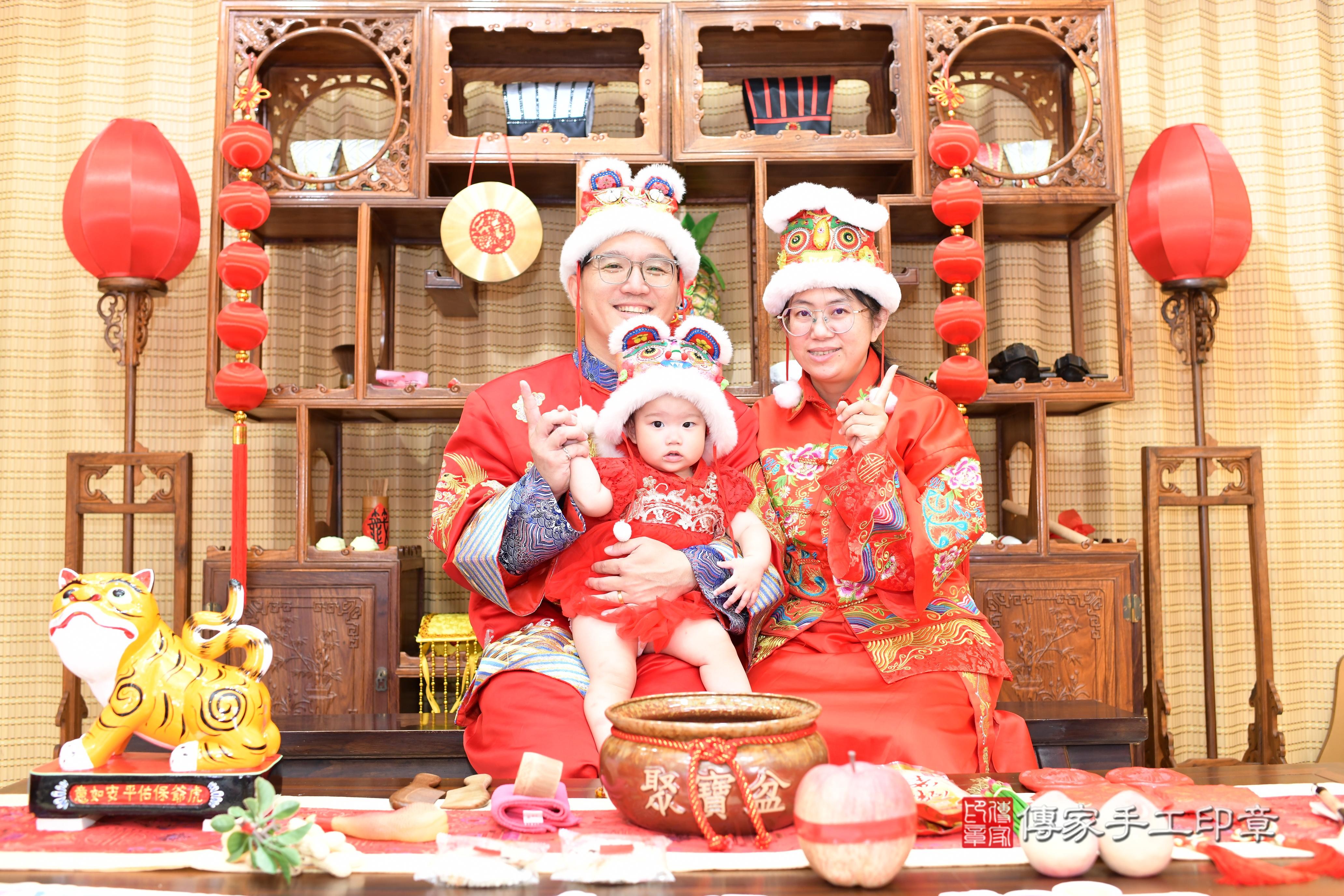 傳家手工印章台南店、抓周、度脺、中國風會場、傳家嬰兒古禮、吉祥話、抓周道具物品24種、拍照。抓周證書。寶寶抓周、滿周歲、生日快樂、祝福 傳家手工印章台南店、抓周、度脺、中國風會場、傳家嬰兒古禮、吉祥話、抓周道具物品24種、拍照。抓周證書。寶寶抓周、滿周歲、生日快樂、祝福