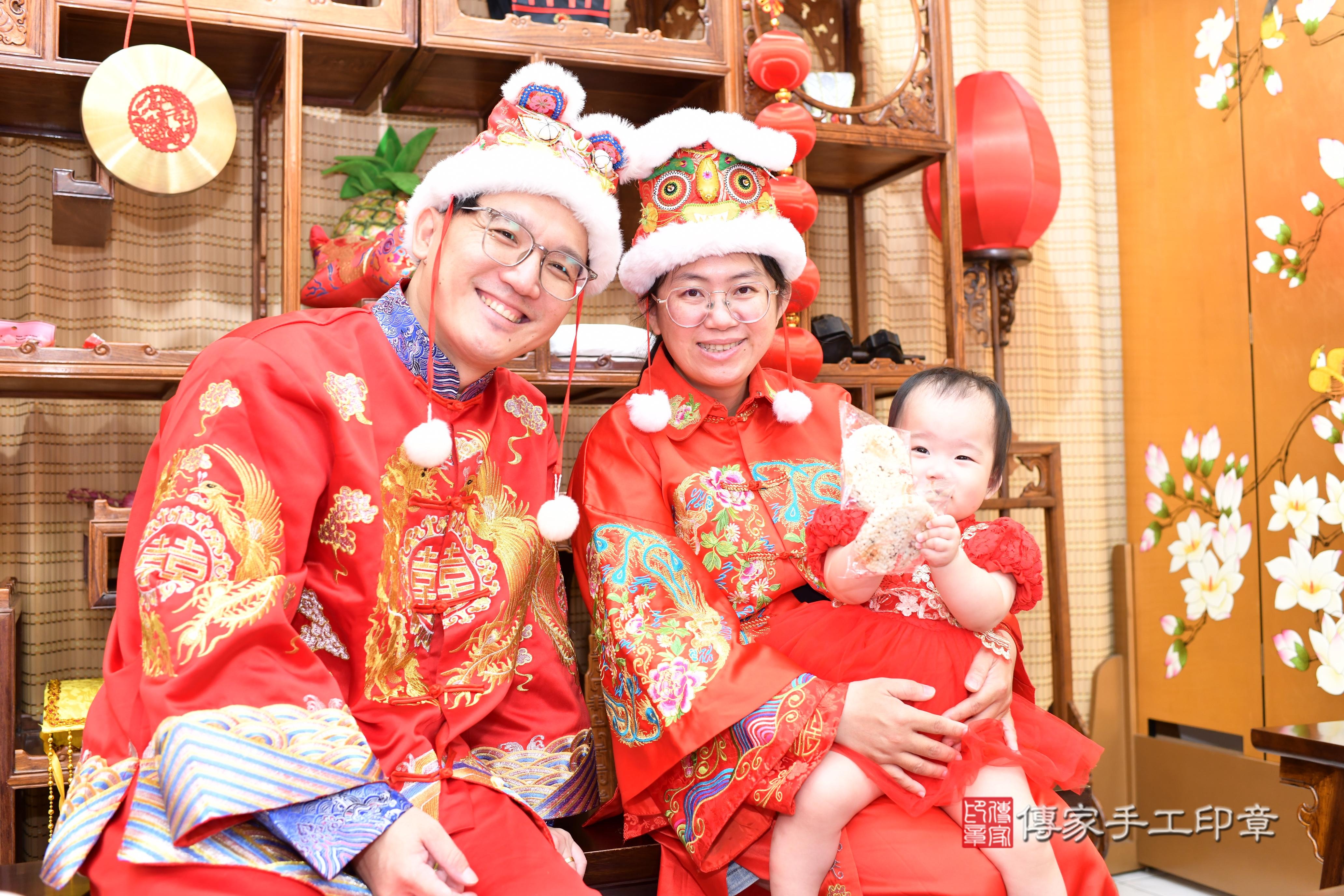 傳家手工印章台南店、抓周、度脺、中國風會場、傳家嬰兒古禮、吉祥話、抓周道具物品24種、拍照。抓周證書。寶寶抓周、滿周歲、生日快樂、祝福 傳家手工印章台南店、抓周、度脺、中國風會場、傳家嬰兒古禮、吉祥話、抓周道具物品24種、拍照。抓周證書。寶寶抓周、滿周歲、生日快樂、祝福