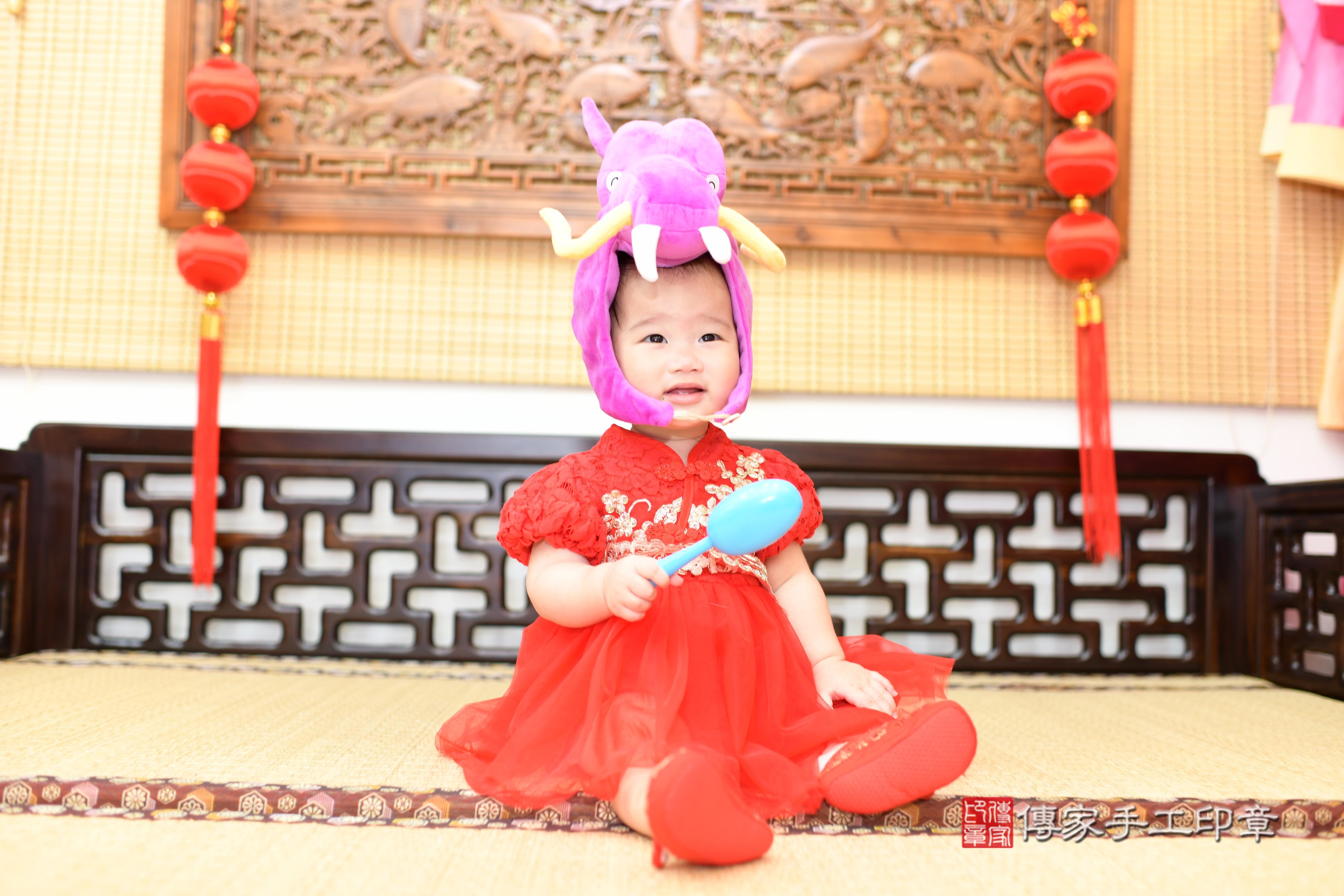 傳家手工印章台南店、抓周、度脺、中國風會場、傳家嬰兒古禮、吉祥話、抓周道具物品24種、拍照。抓周證書。寶寶抓周、滿周歲、生日快樂、祝福 傳家手工印章台南店、抓周、度脺、中國風會場、傳家嬰兒古禮、吉祥話、抓周道具物品24種、拍照。抓周證書。寶寶抓周、滿周歲、生日快樂、祝福