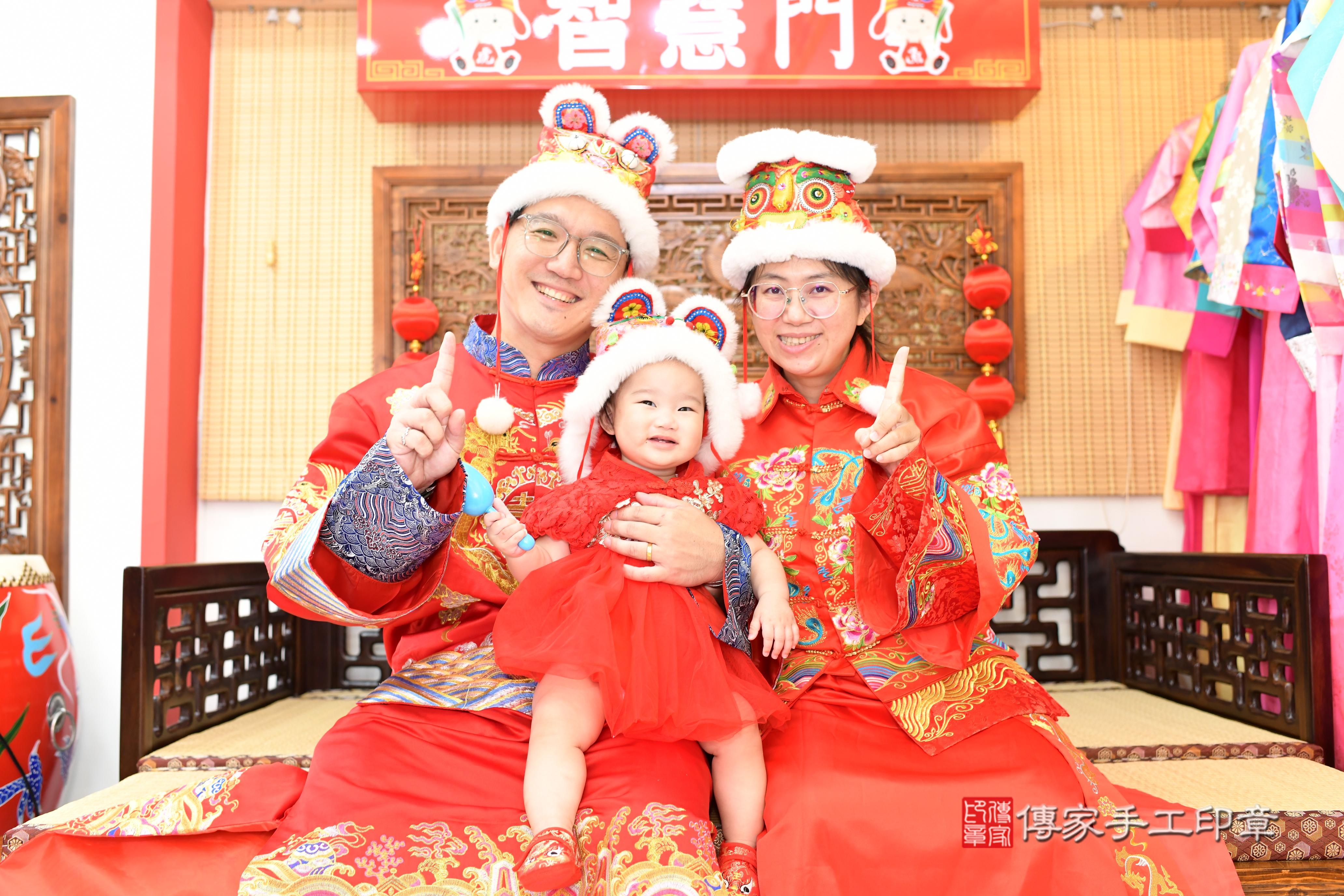 傳家手工印章台南店、抓周、度脺、中國風會場、傳家嬰兒古禮、吉祥話、抓周道具物品24種、拍照。抓周證書。寶寶抓周、滿周歲、生日快樂、祝福 傳家手工印章台南店、抓周、度脺、中國風會場、傳家嬰兒古禮、吉祥話、抓周道具物品24種、拍照。抓周證書。寶寶抓周、滿周歲、生日快樂、祝福