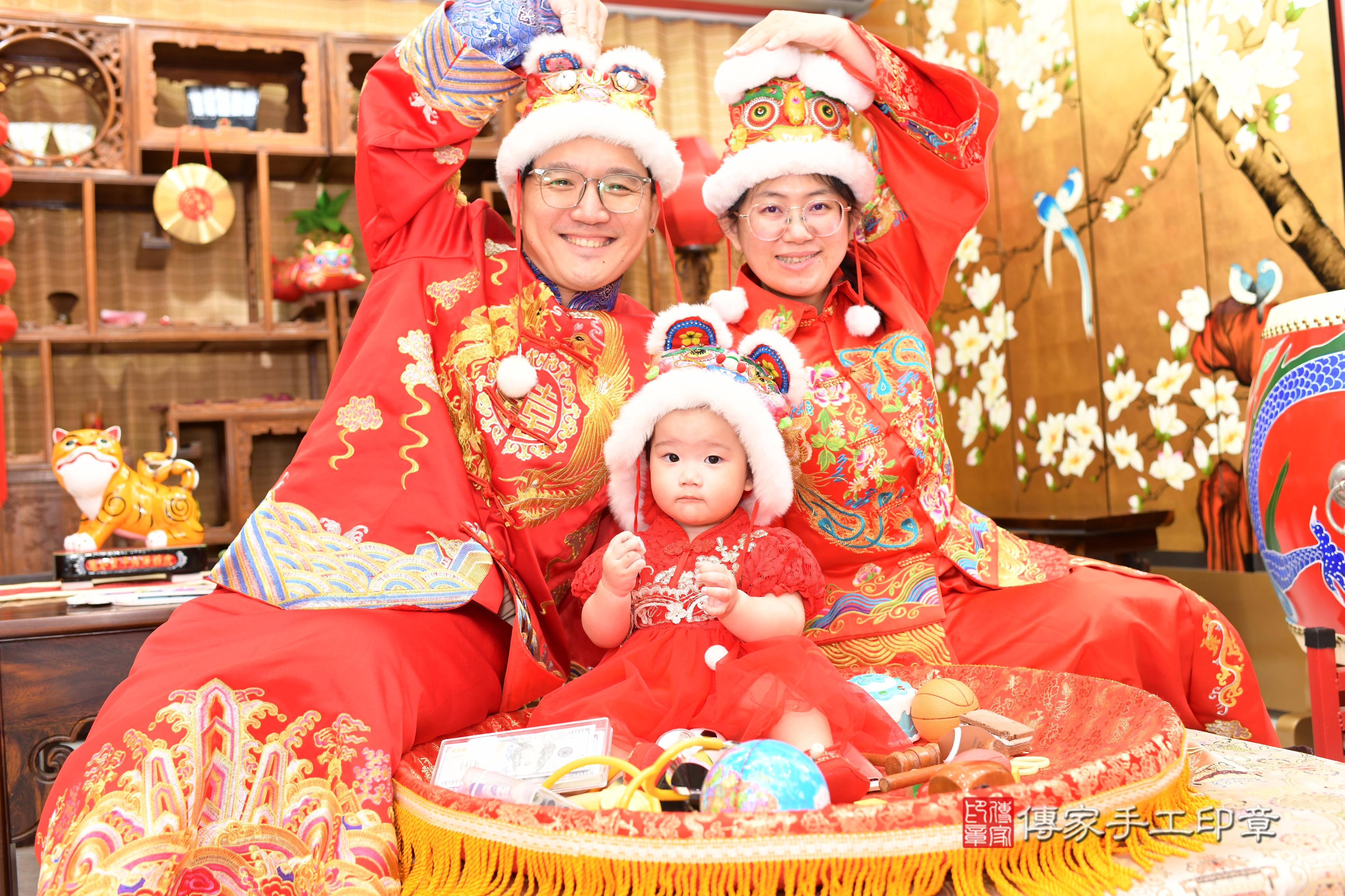 傳家手工印章台南店、抓周、度脺、中國風會場、傳家嬰兒古禮、吉祥話、抓周道具物品24種、拍照。抓周證書。寶寶抓周、滿周歲、生日快樂、祝福 傳家手工印章台南店、抓周、度脺、中國風會場、傳家嬰兒古禮、吉祥話、抓周道具物品24種、拍照。抓周證書。寶寶抓周、滿周歲、生日快樂、祝福