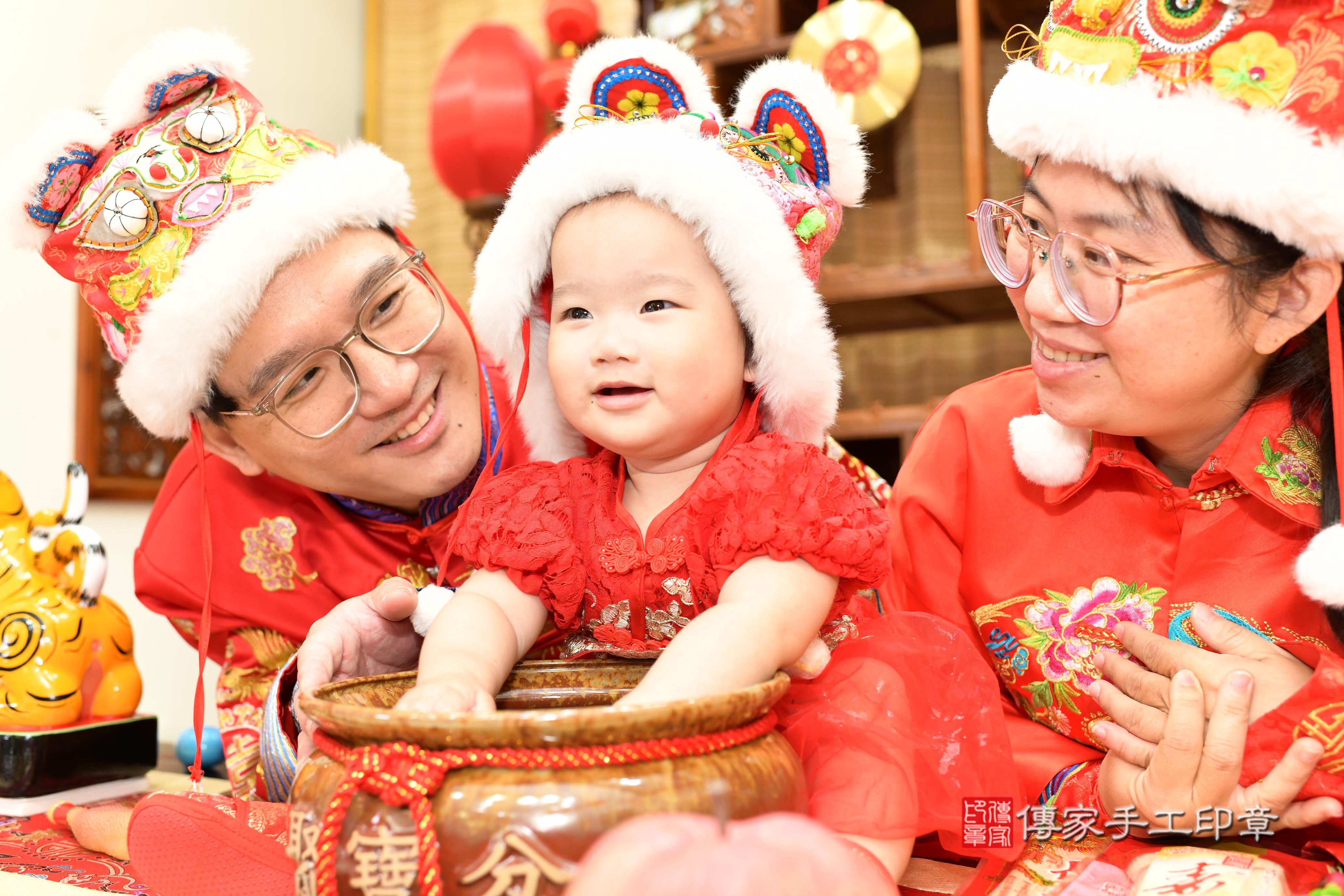 傳家手工印章台南店、抓周、度脺、中國風會場、傳家嬰兒古禮、吉祥話、抓周道具物品24種、拍照。抓周證書。寶寶抓周、滿周歲、生日快樂、祝福 傳家手工印章台南店、抓周、度脺、中國風會場、傳家嬰兒古禮、吉祥話、抓周道具物品24種、拍照。抓周證書。寶寶抓周、滿周歲、生日快樂、祝福