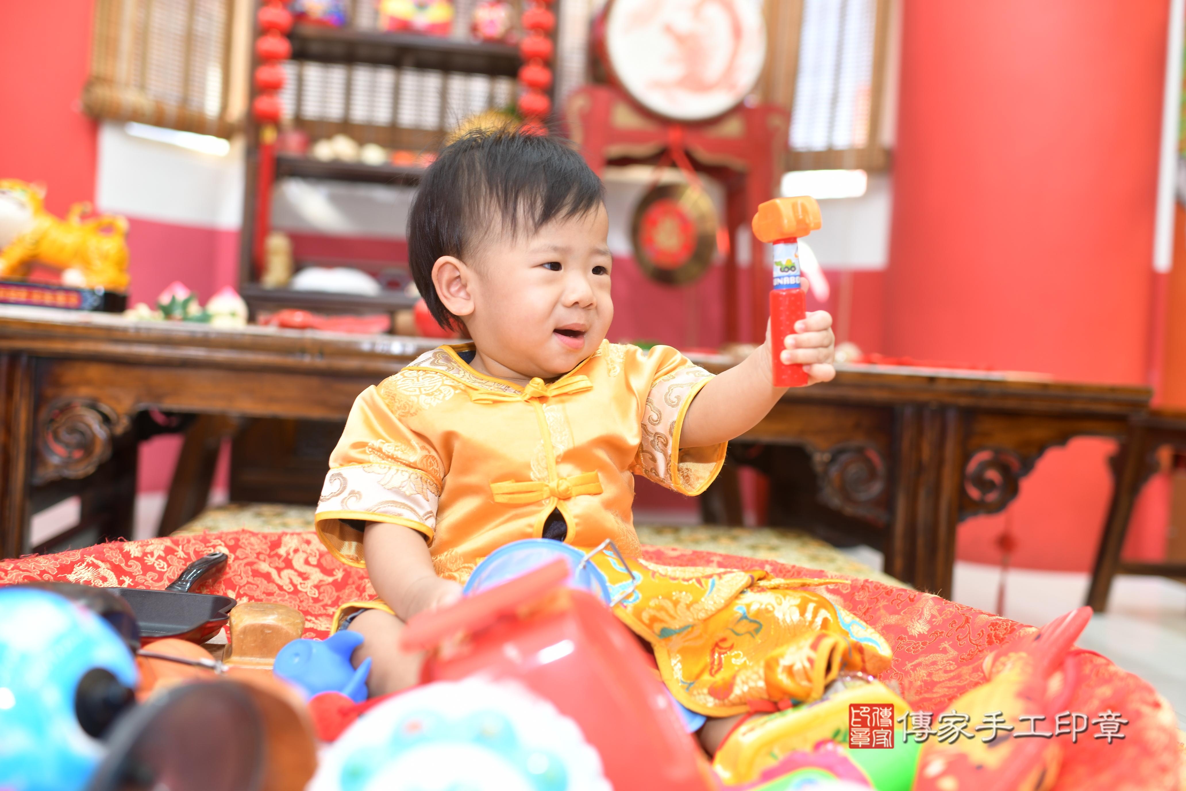 傳家手工印章台南店、抓周、度脺、中國風會場、傳家嬰兒古禮、吉祥話、抓周道具物品24種、拍照。抓周證書。寶寶抓周、滿周歲、生日快樂、祝福