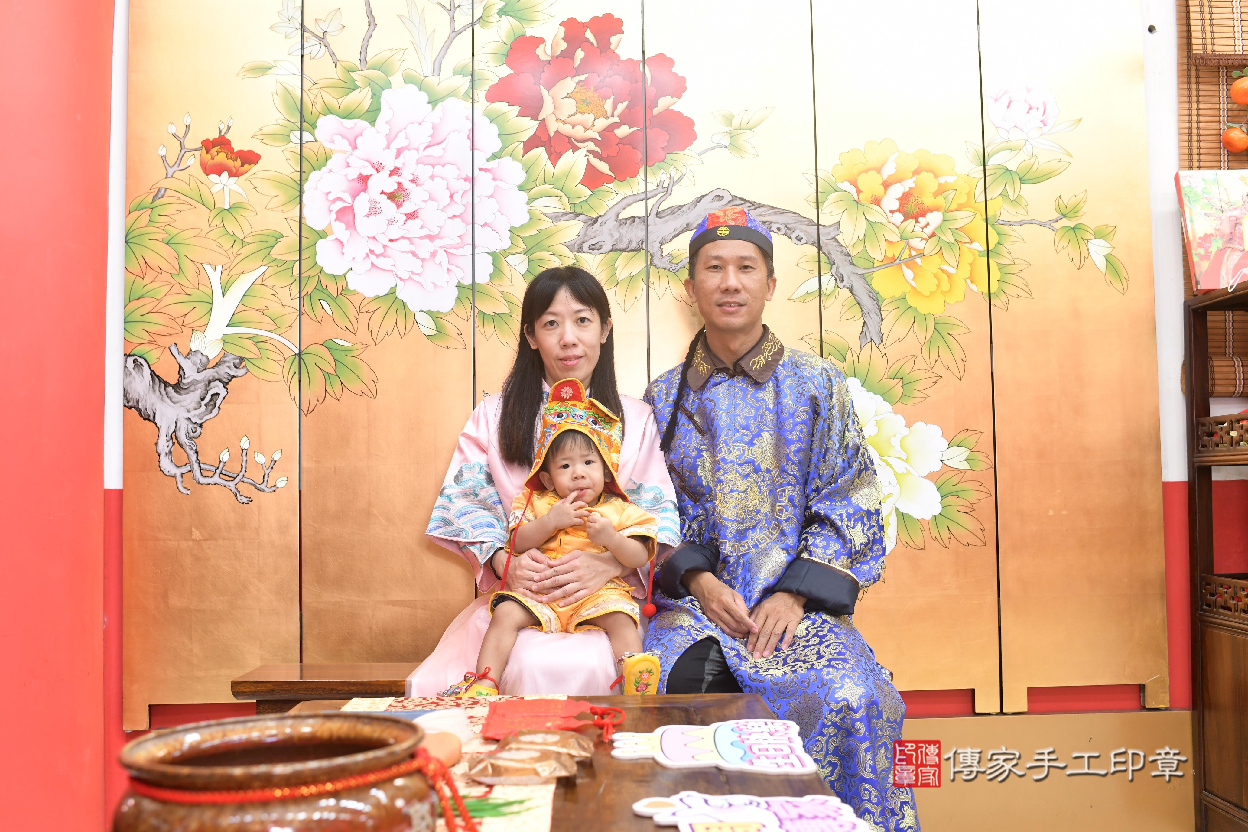 傳家手工印章台南店、抓周、度脺、中國風會場、傳家嬰兒古禮、吉祥話、抓周道具物品24種、拍照。抓周證書。寶寶抓周、滿周歲、生日快樂、祝福 傳家手工印章台南店、抓周、度脺、中國風會場、傳家嬰兒古禮、吉祥話、抓周道具物品24種、拍照。抓周證書。寶寶抓周、滿周歲、生日快樂、祝福