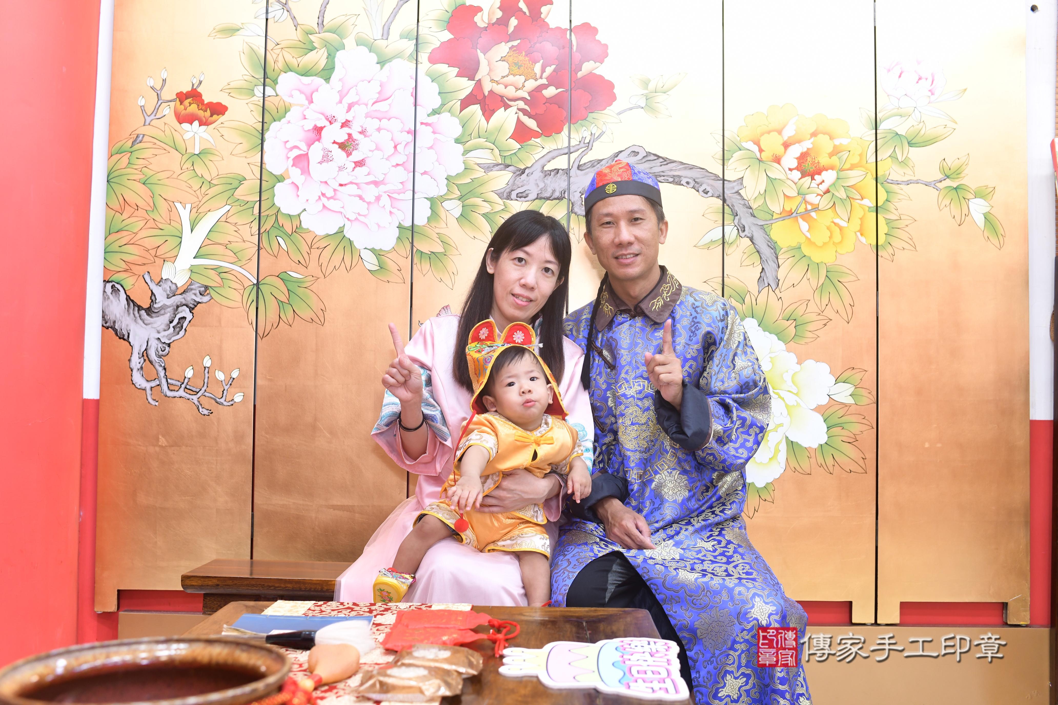 傳家手工印章台南店、抓周、度脺、中國風會場、傳家嬰兒古禮、吉祥話、抓周道具物品24種、拍照。抓周證書。寶寶抓周、滿周歲、生日快樂、祝福 傳家手工印章台南店、抓周、度脺、中國風會場、傳家嬰兒古禮、吉祥話、抓周道具物品24種、拍照。抓周證書。寶寶抓周、滿周歲、生日快樂、祝福