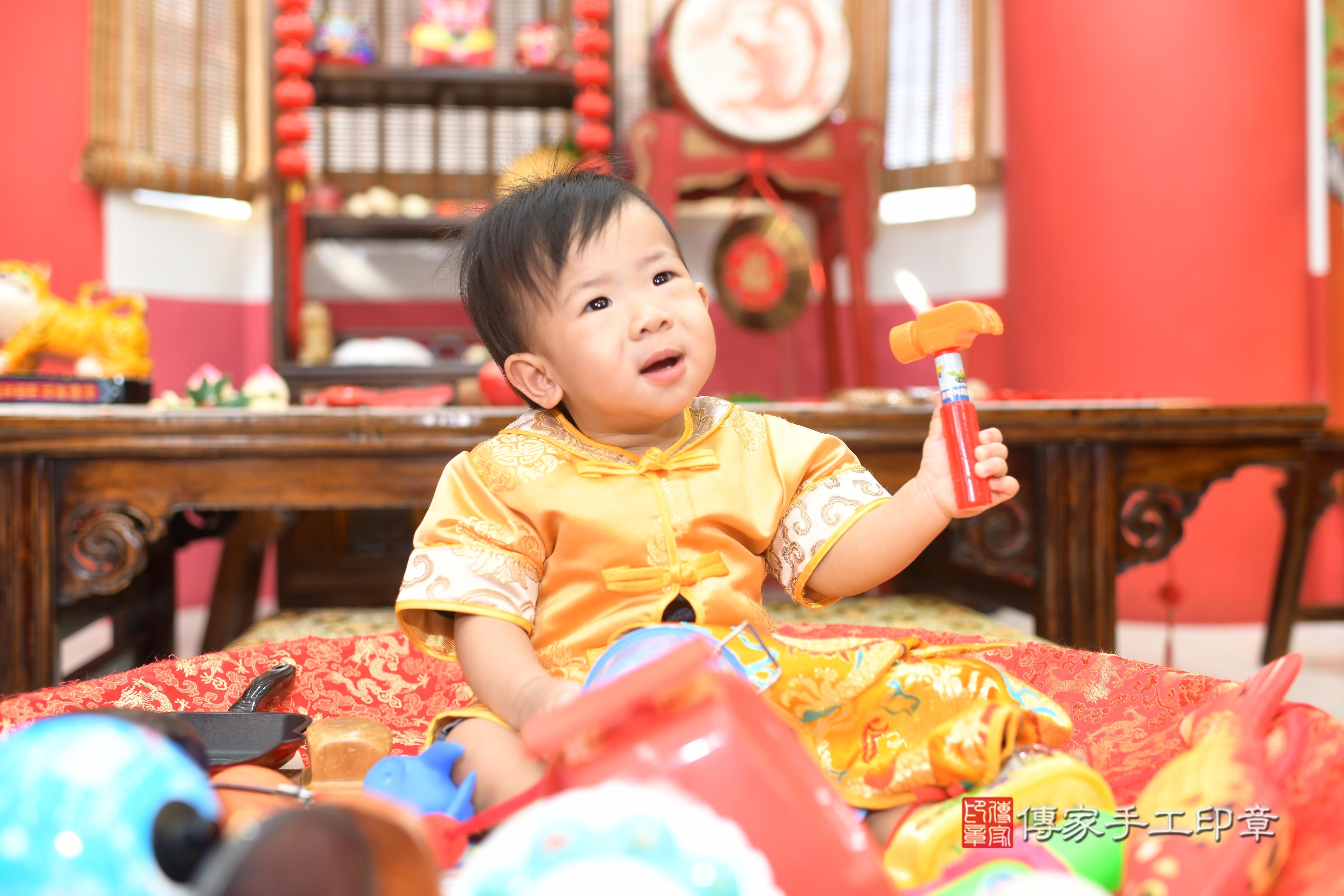 傳家手工印章台南店、抓周、度脺、中國風會場、傳家嬰兒古禮、吉祥話、抓周道具物品24種、拍照。抓周證書。寶寶抓周、滿周歲、生日快樂、祝福 傳家手工印章台南店、抓周、度脺、中國風會場、傳家嬰兒古禮、吉祥話、抓周道具物品24種、拍照。抓周證書。寶寶抓周、滿周歲、生日快樂、祝福