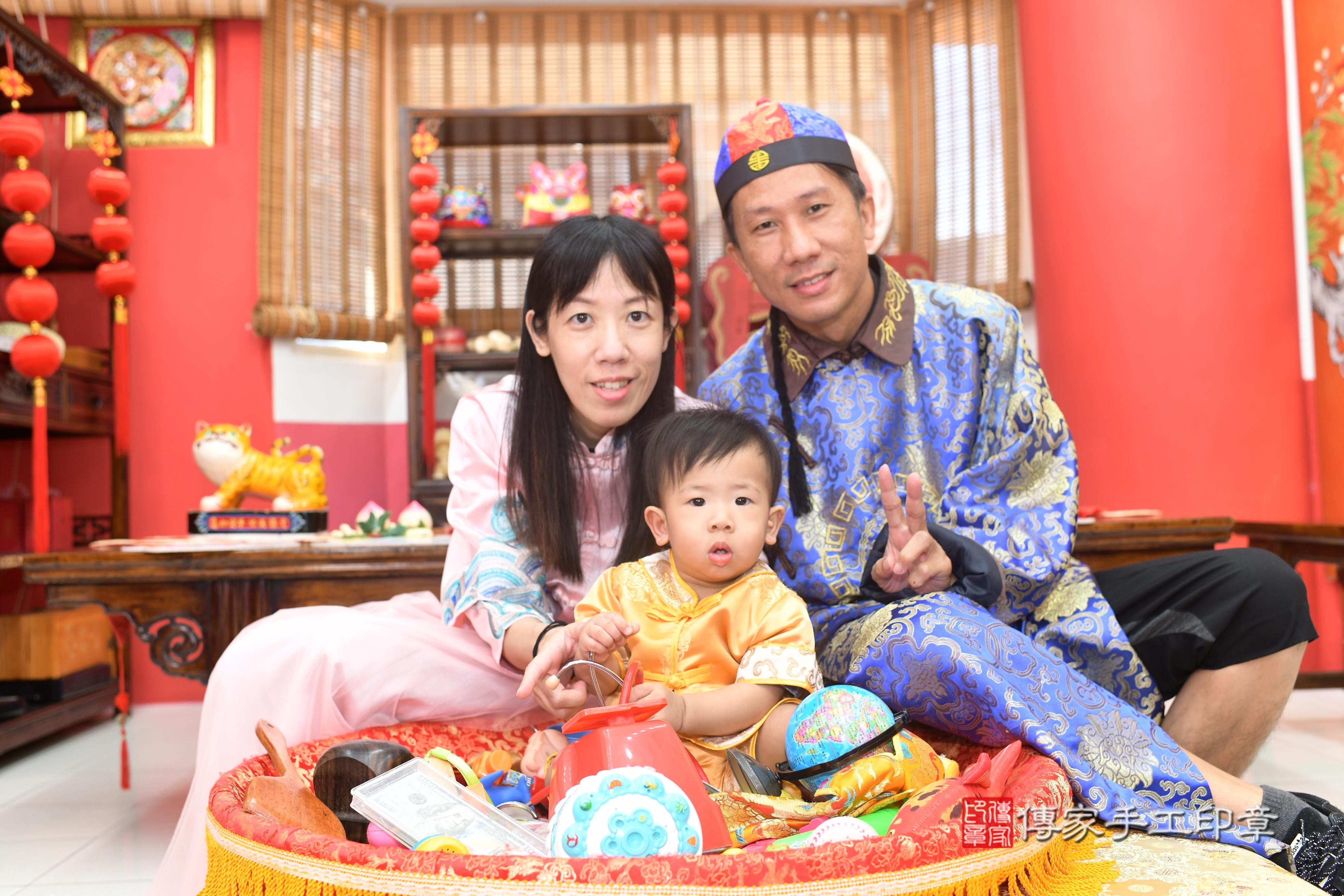 傳家手工印章台南店、抓周、度脺、中國風會場、傳家嬰兒古禮、吉祥話、抓周道具物品24種、拍照。抓周證書。寶寶抓周、滿周歲、生日快樂、祝福 傳家手工印章台南店、抓周、度脺、中國風會場、傳家嬰兒古禮、吉祥話、抓周道具物品24種、拍照。抓周證書。寶寶抓周、滿周歲、生日快樂、祝福